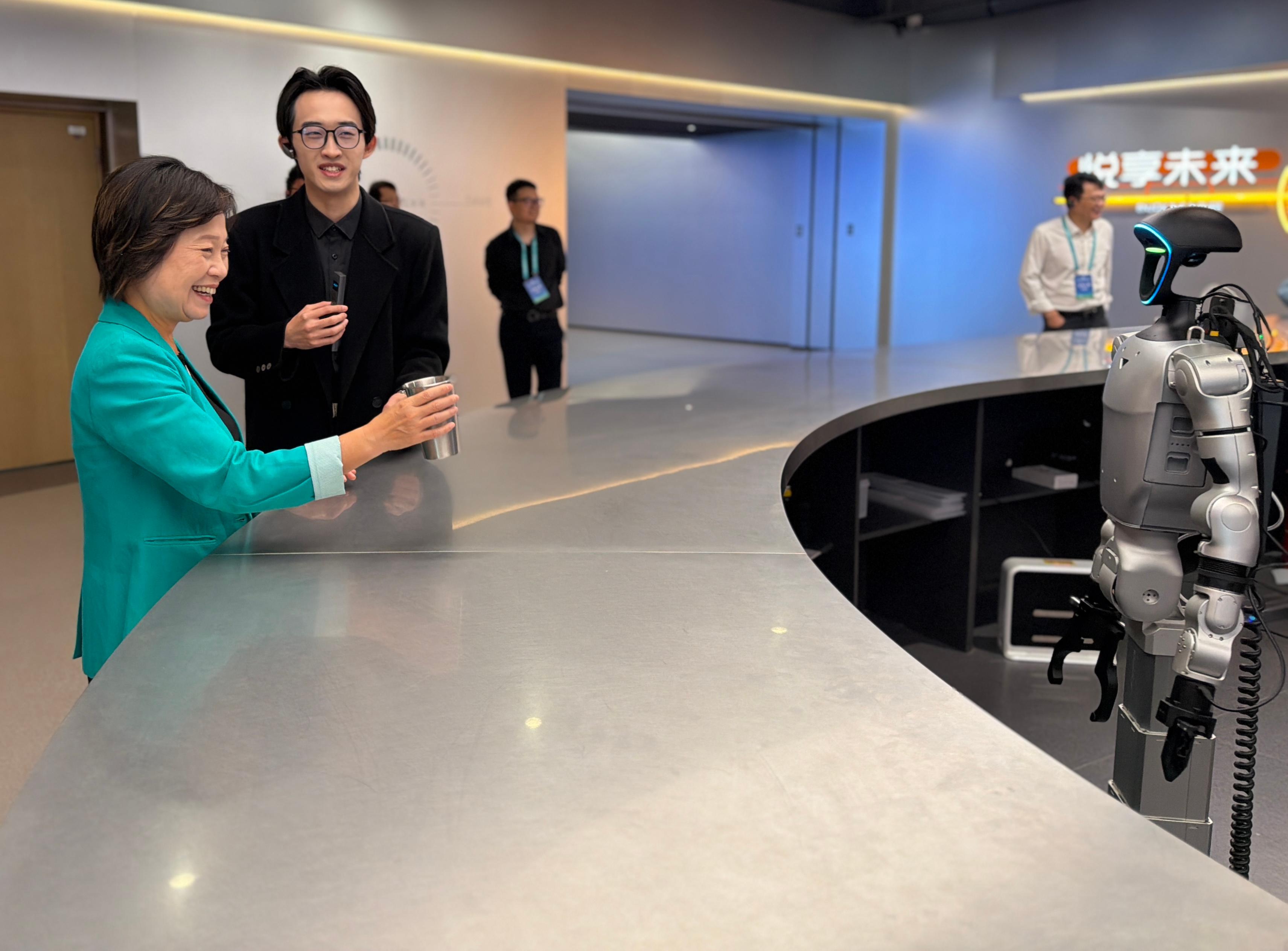 The Secretary for Education, Dr Choi Yuk-lin (first left), visited the Hangzhou Embodied Intelligent Exhibition Center in Hangzhou, Zhejiang, yesterday (May 11) to learn about the applications of AI robots in various scenarios.
 
