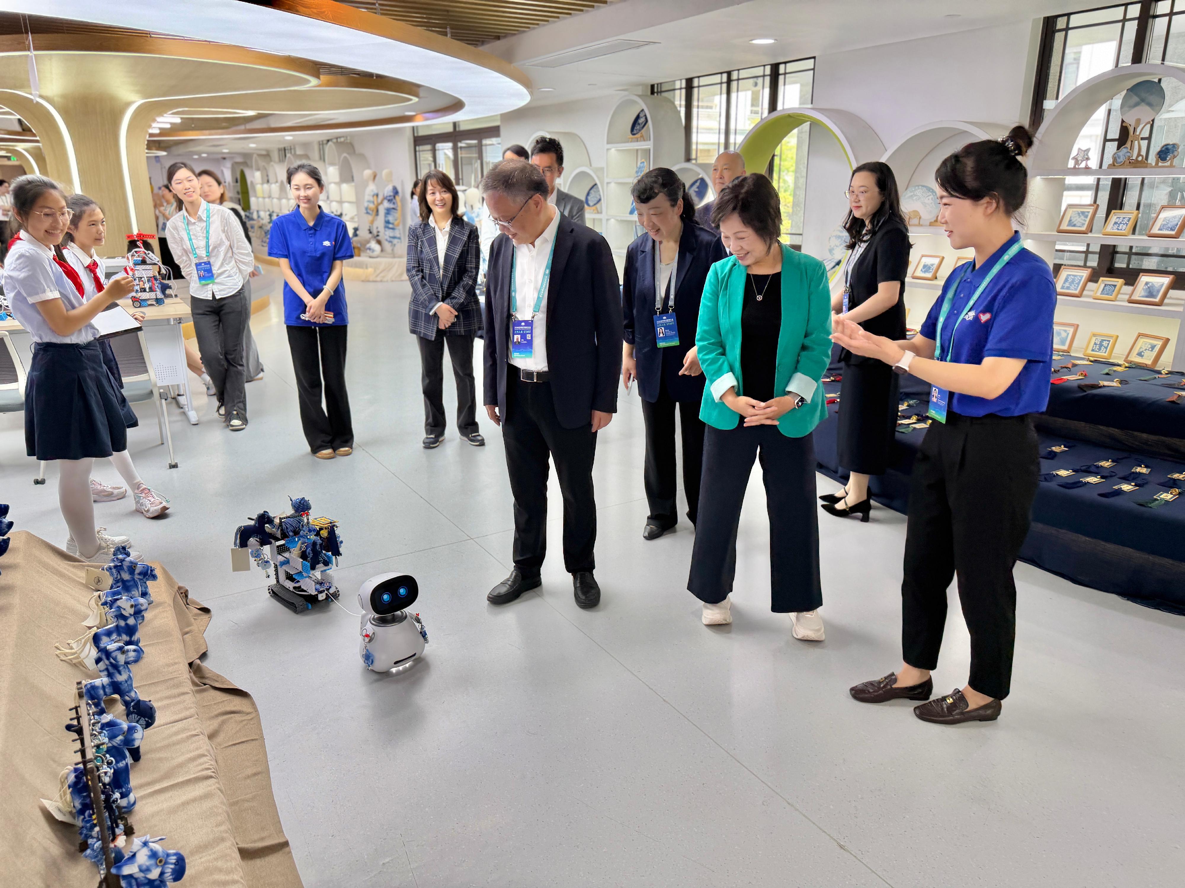 The Secretary for Education, Dr Choi Yuk-lin (front row, second right), visited Hangzhou Chunhui Primary School, a pilot school for AI education applications in Hangzhou, Zhejiang, yesterday (May 11) and listened to school representatives' briefings on how AI empowers teaching and how data can drive improvements in teaching and school management.