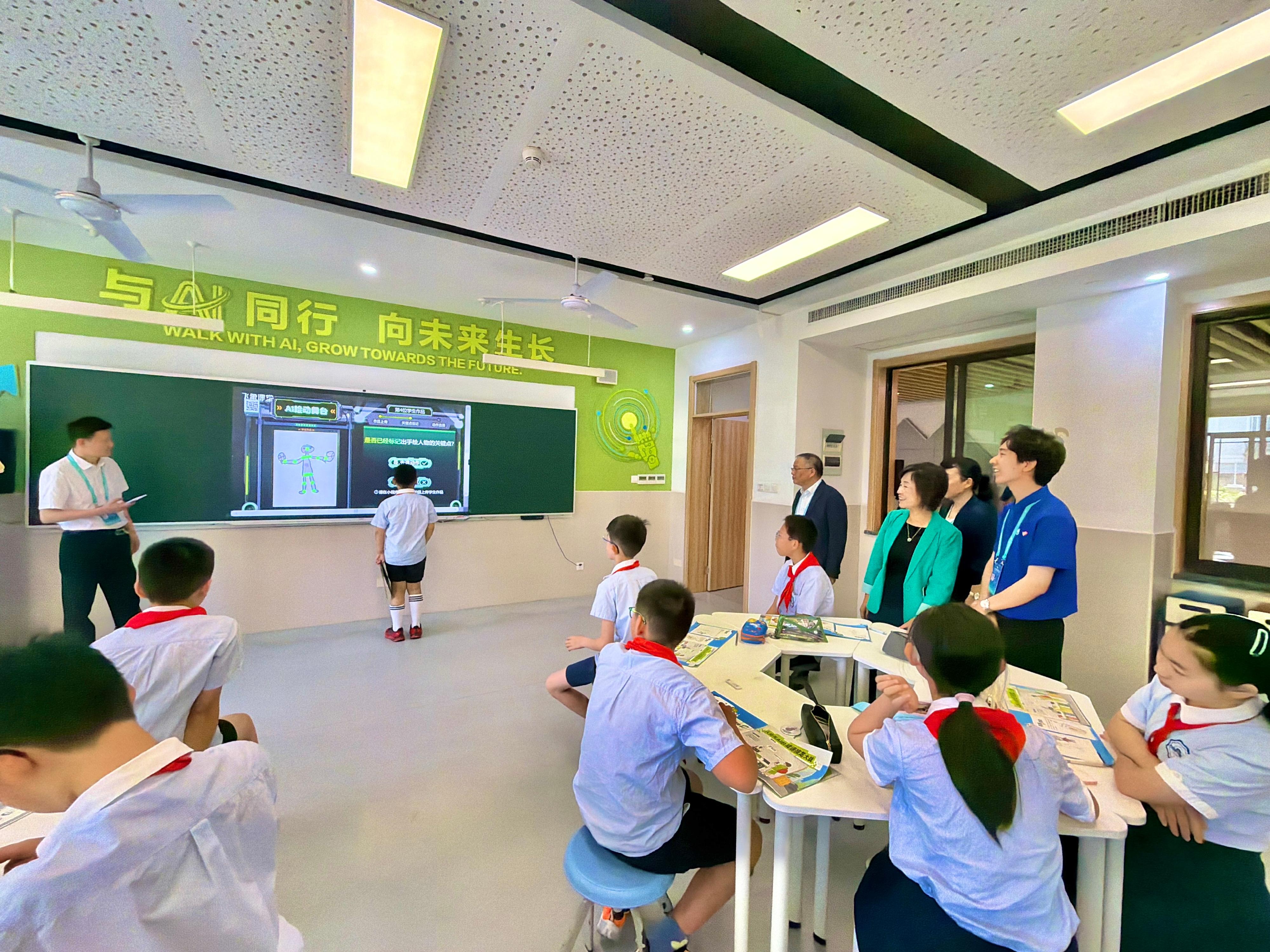The Secretary for Education, Dr Choi Yuk-lin (second right), visited Hangzhou Chunhui Primary School, a pilot school for AI education applications in Hangzhou, Zhejiang, yesterday (May 11) and listened to school representatives' briefings on how AI empowers teaching and how data can drive improvements in teaching and school management.