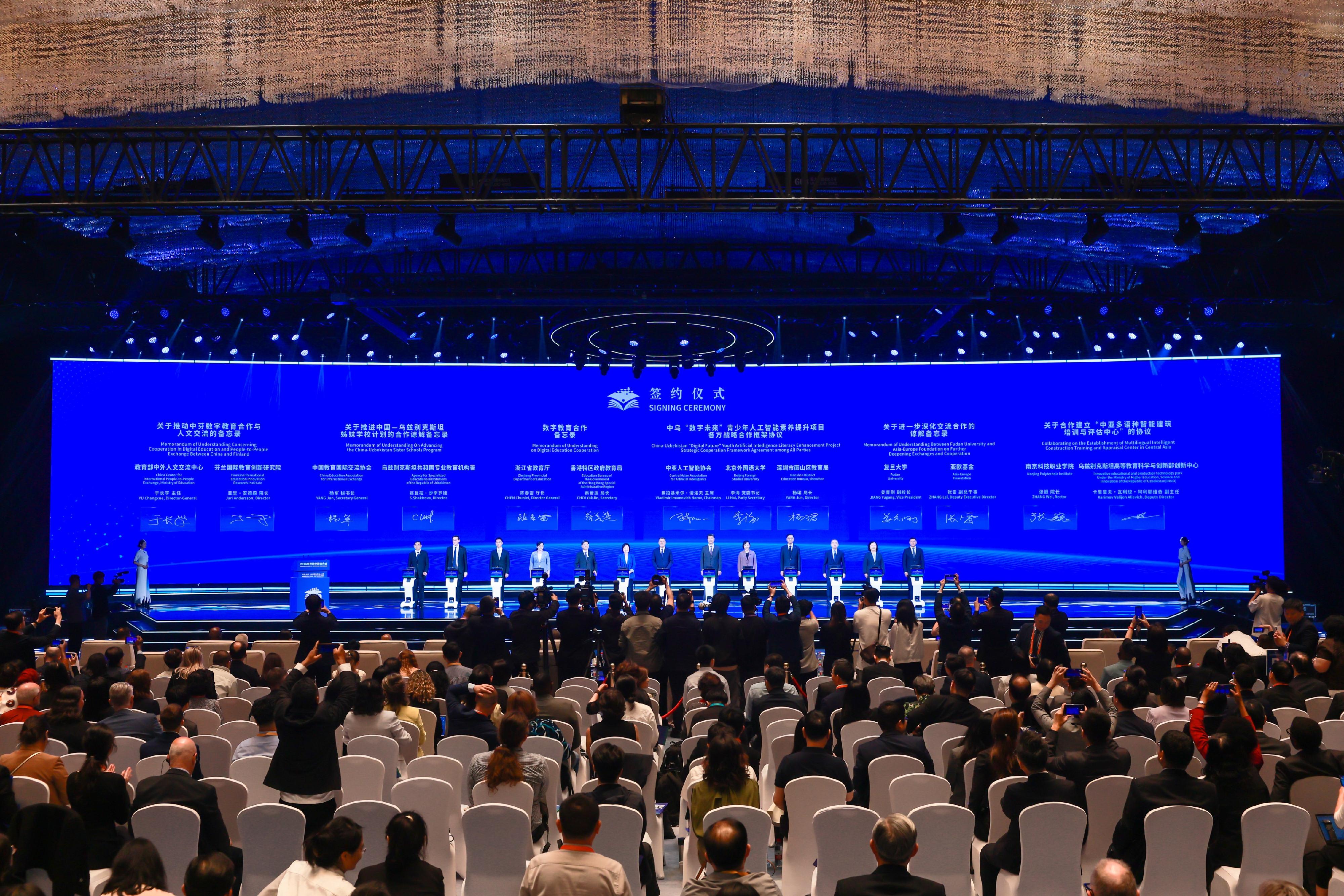 The Secretary for Education, Dr Choi Yuk-lin (sixth left), and the Director General of the Zhejiang Provincial Department of Education, Mr Chen Chunlei (fifth left), signed a Memorandum of Understanding on digital education in Hangzhou, Zhejiang, today (May 12).