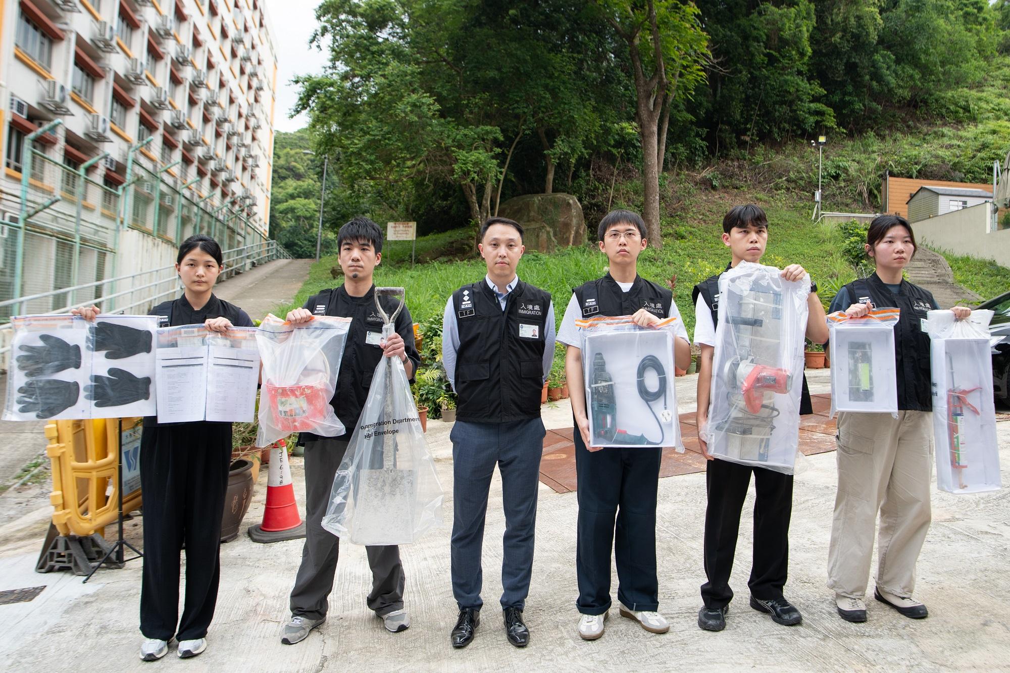 入境事務處今日（五月十二日）展開代號為「促進行動」的反非法勞工行動。圖示調查人員於行動中展示部分檢獲的證物。