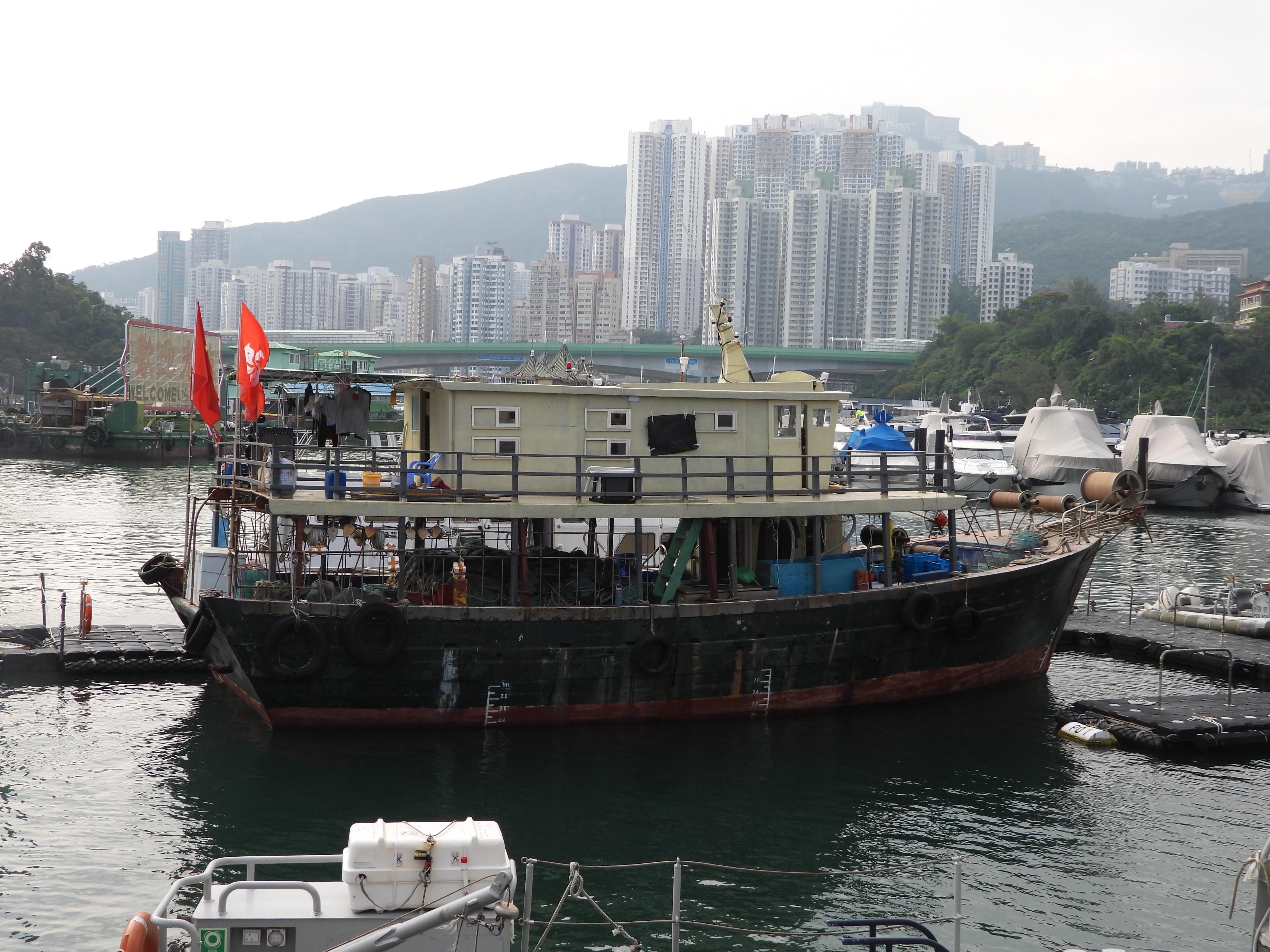 漁護署控告本地船長及五名內地過港漁工涉嫌使用蛇籠捕魚