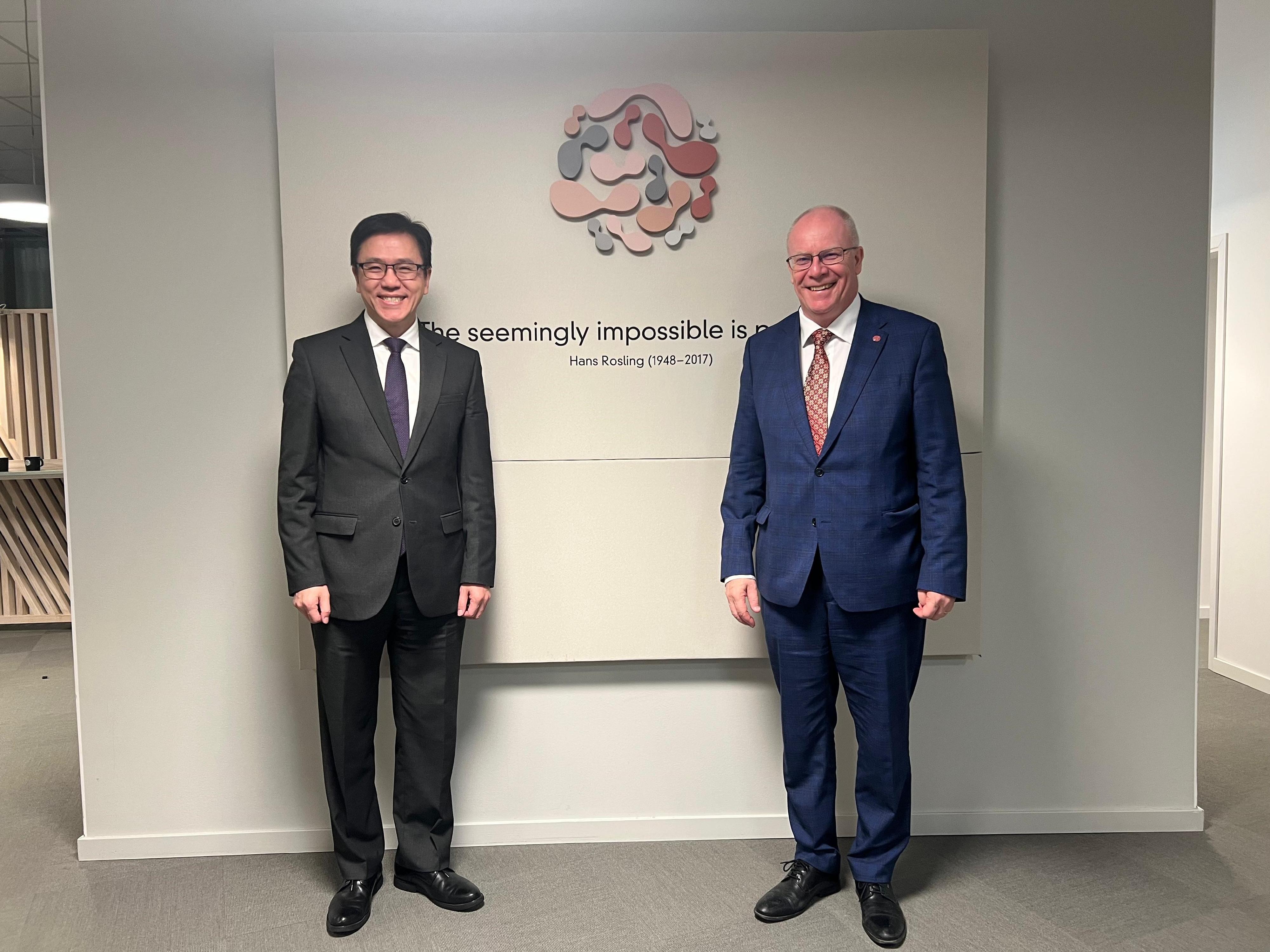 The Secretary for Innovation, Technology and Industry, Professor Sun Dong (left), visited the Uppsala University and met with the Vice-Chancellor, Professor Anders Hagfeldt (right), in Stockholm, Sweden on May 12 (Stockholm time).
