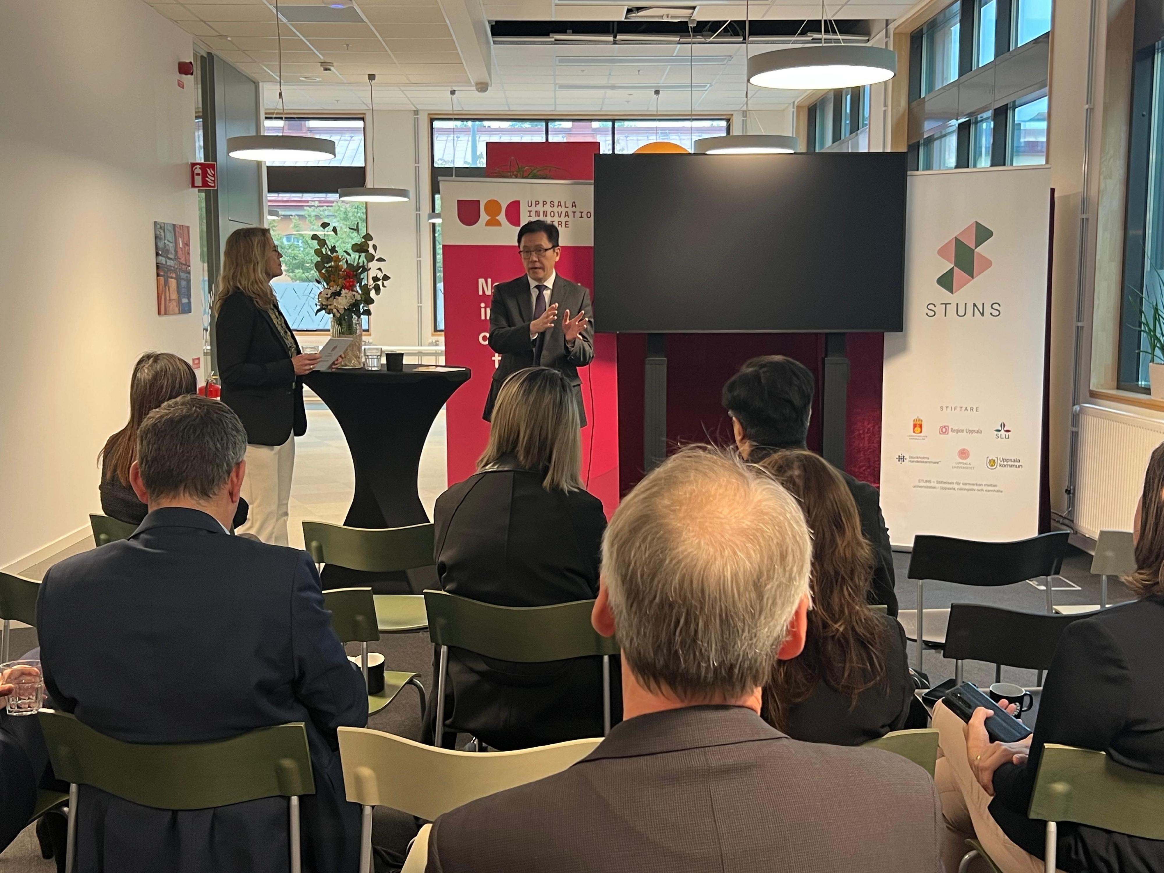 The Secretary for Innovation, Technology and Industry, Professor Sun Dong (right), was briefed on the Uppsala Innovation Centre and STUNS in Stockholm, Sweden on May 12 (Stockholm time). The participants also exchanged views on the future collaboration in research and development, application, and commercialisation of technologies.