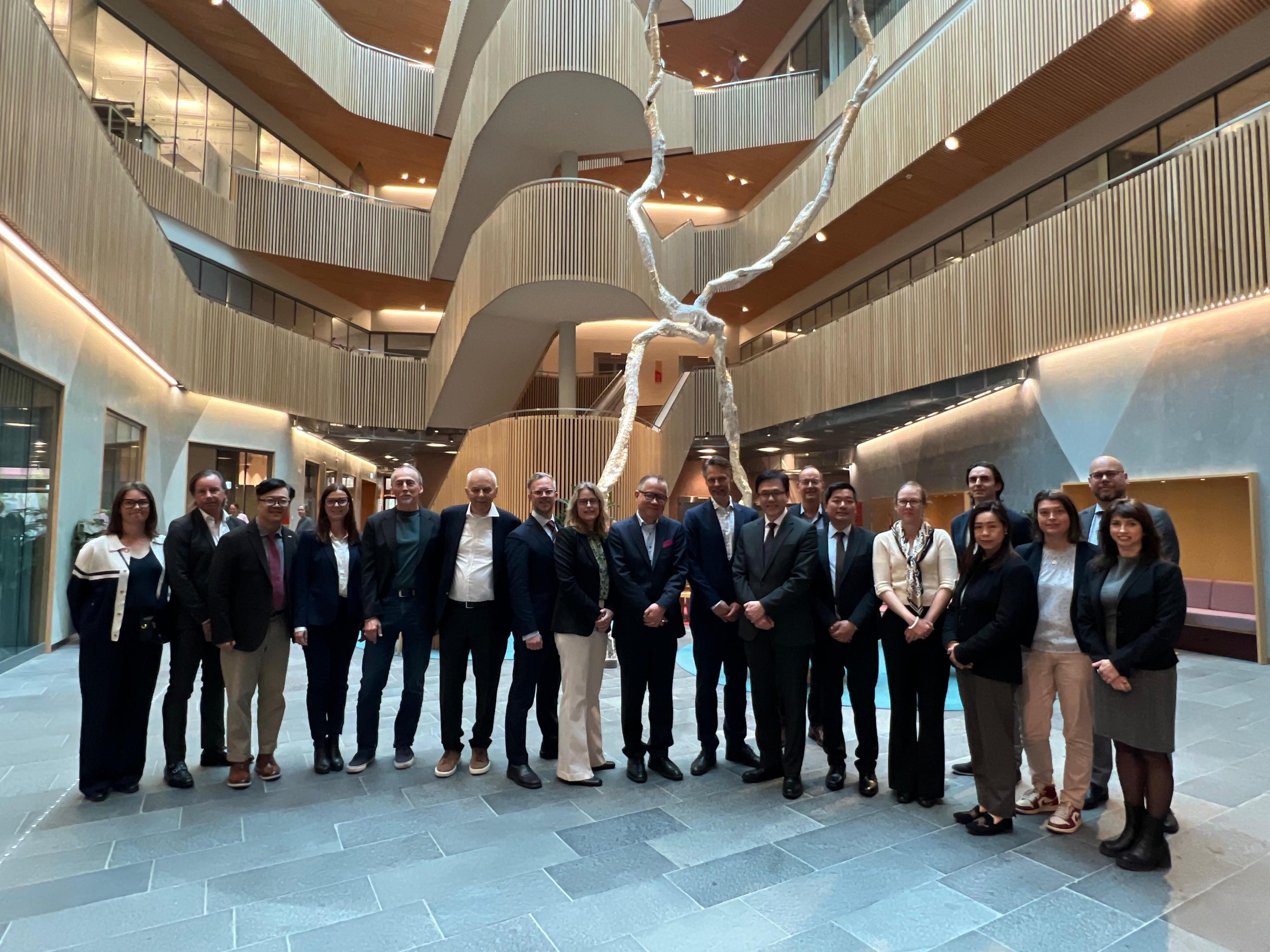 The Secretary for Innovation, Technology and Industry, Professor Sun Dong (front row, sixth right), visited the Uppsala University in Stockholm, Sweden on May 12 (Stockholm time).