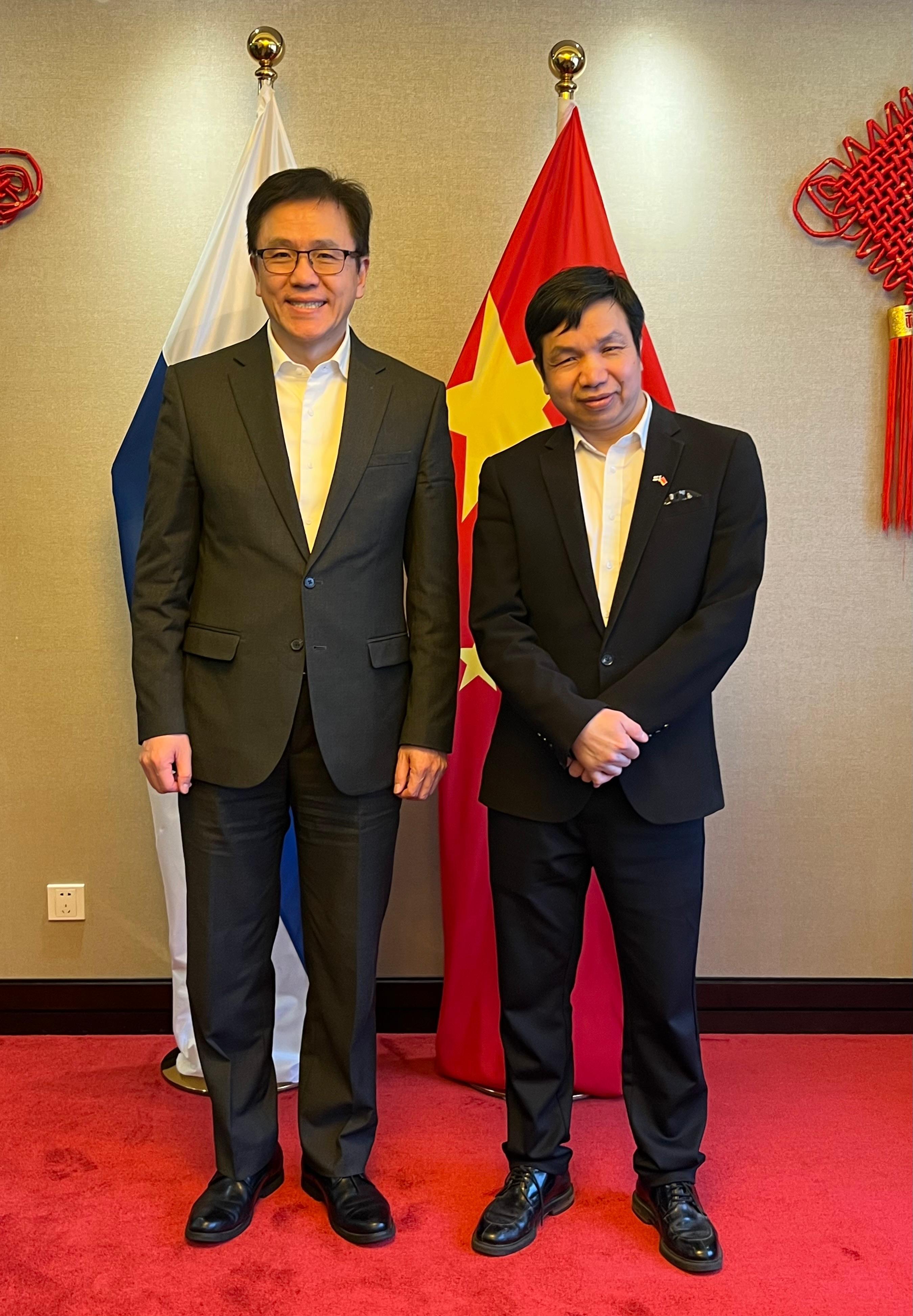 The Secretary for Innovation, Technology and Industry, Professor Sun Dong (left), met with the Charg&eacute; d'Affaires a.i. of the Embassy of the People's Republic of China in the Republic of Finland, Mr Chen Huixin (right), in Helsinki, Finland on May 12 (Helsinki time).