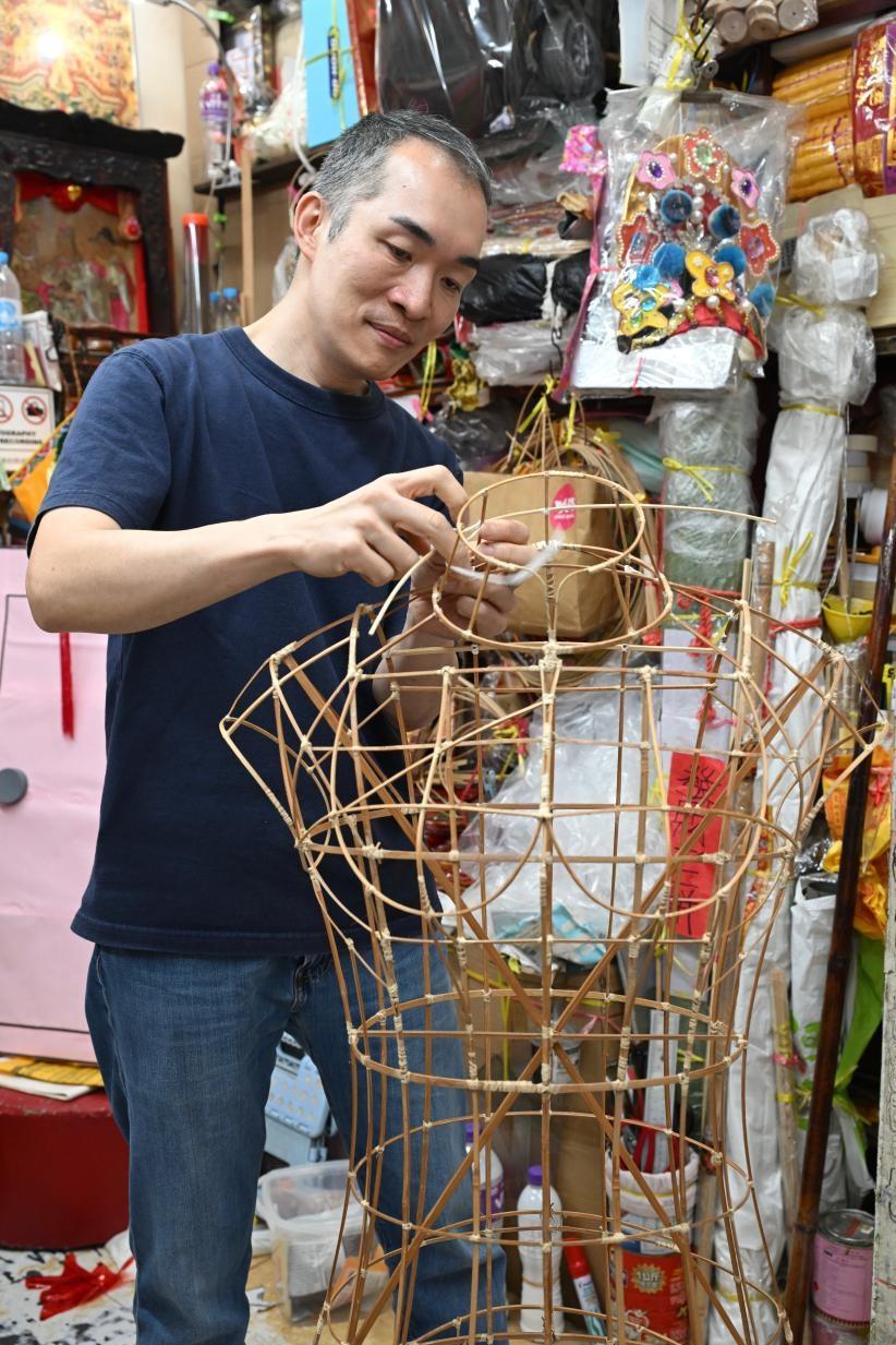 The Intangible Cultural Heritage Office of the Leisure and Cultural Services Department will organise the Hong Kong ICH Month 2026 in June. Registration for the public tours under the highlight programme, "The Hong Kong Jockey Club Series: ICH Highlight Tours", in eight handpicked districts featuring nine routes, will open on May 15 and 16. Photo shows the Paper Crafting Technique, one of the ICH items in the route in Sham Shui Po District. The four major steps involve crafting, pasting the paper, colouring and decoration. 