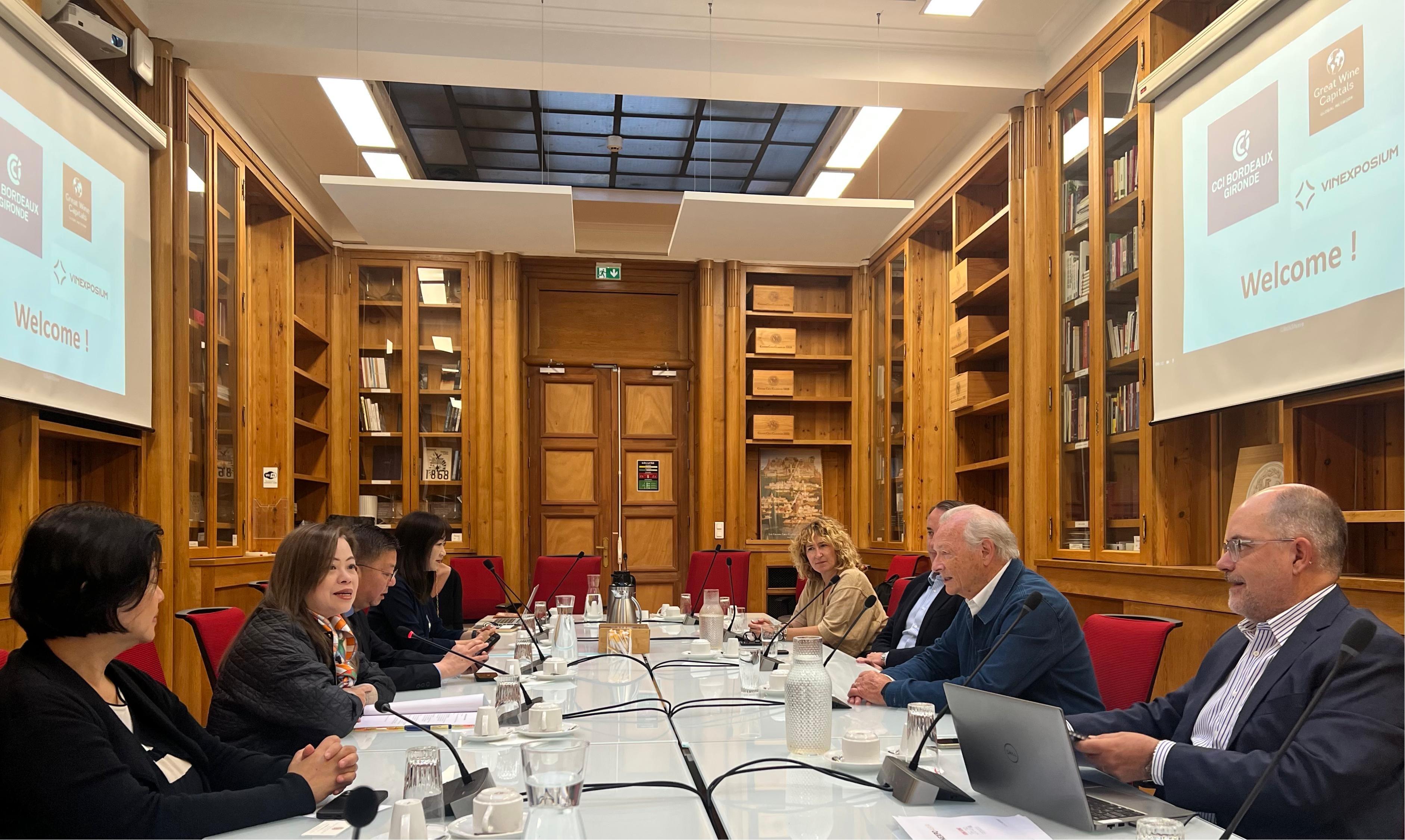 The Secretary for Culture, Sports and Tourism, Miss Rosanna Law (second left), met with representatives of the Bordeaux Chamber of Commerce and Industries on May 12 (Bordeaux time).