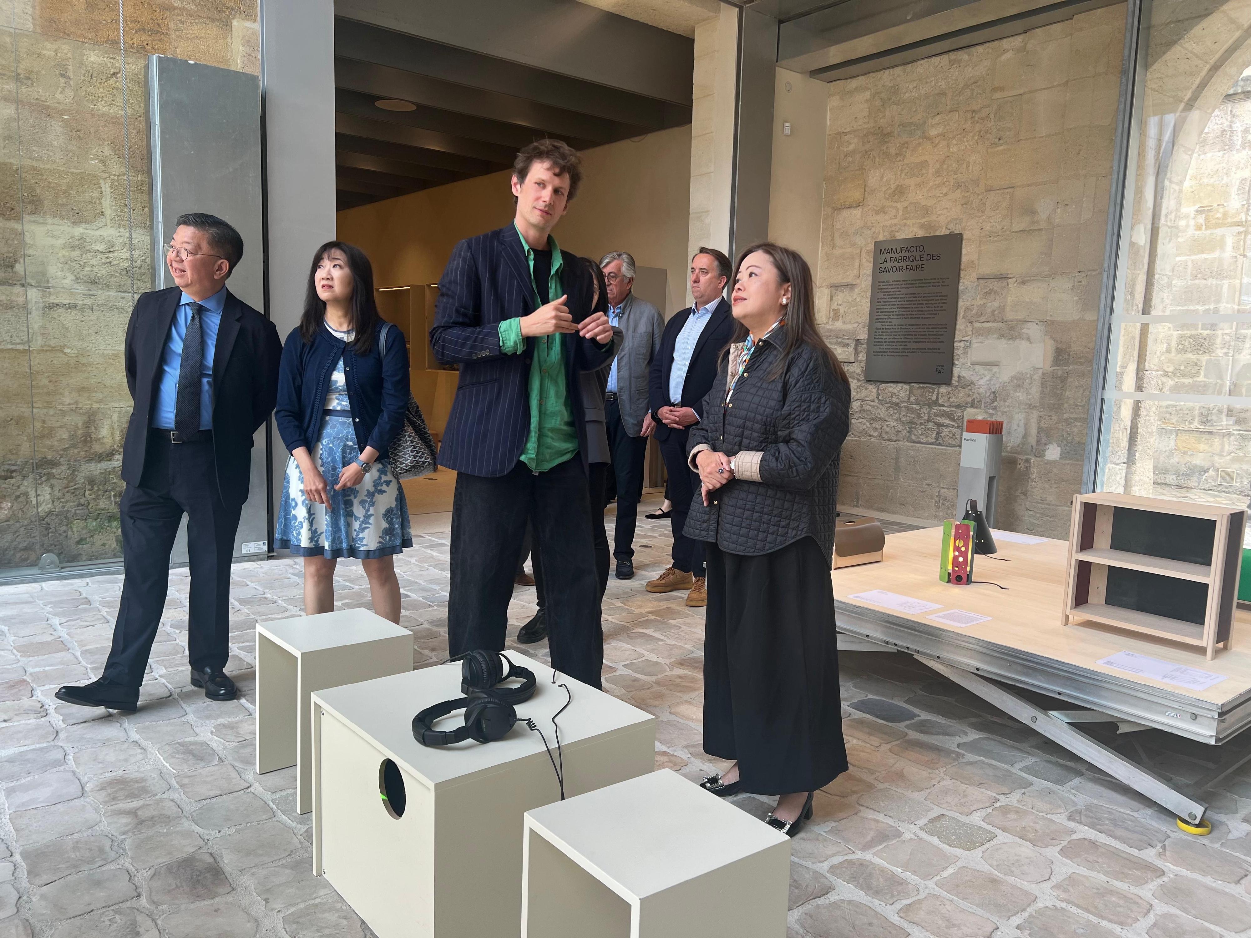 The Secretary for Culture, Sports and Tourism, Miss Rosanna Law (first right), visited the Museum of Decorative Arts and Design in Bordeaux's historic district on May 12 (Bordeaux time).