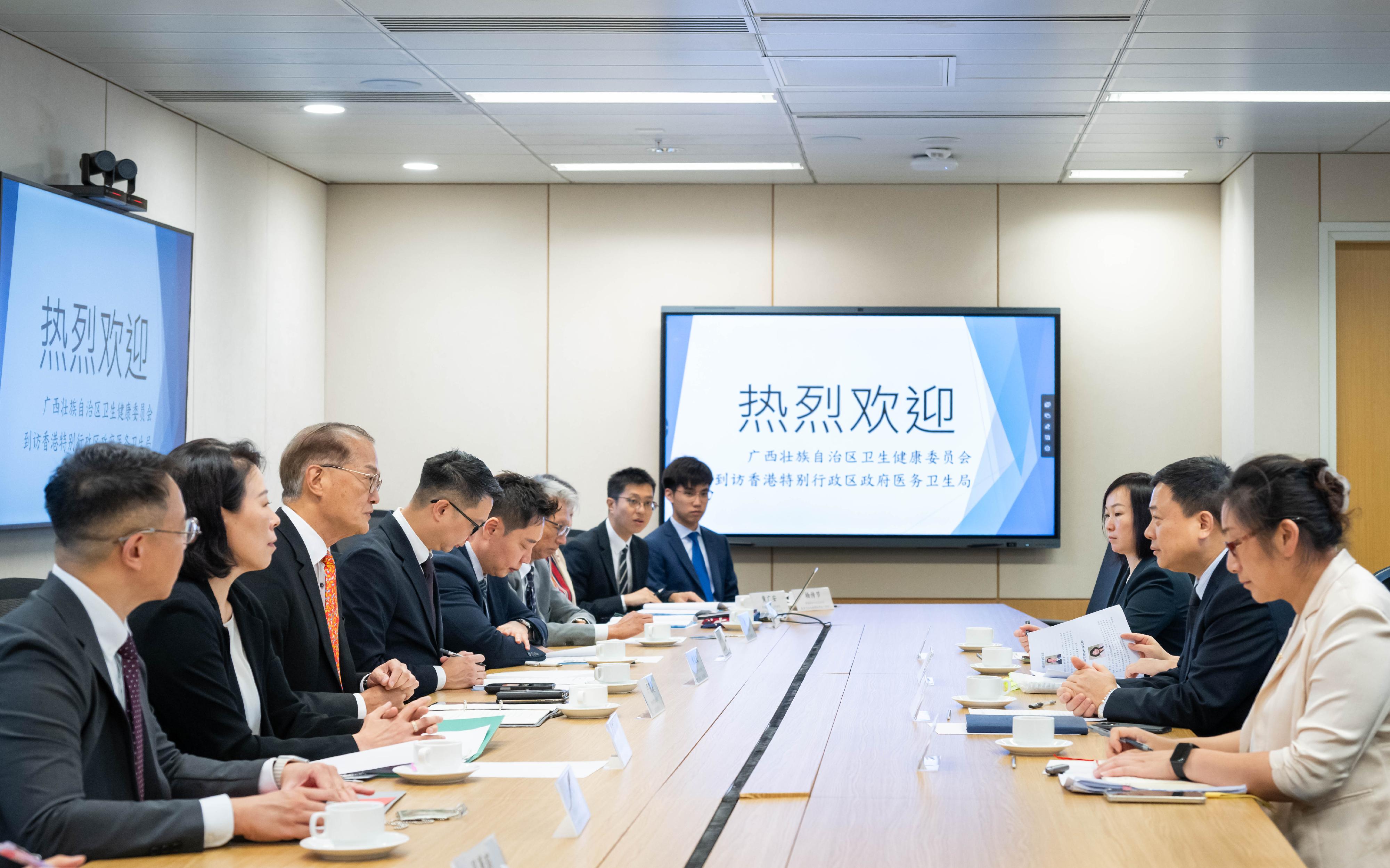 醫務衞生局局長盧寵茂教授(左三)今日(五月十三日)與廣西壯族自治區衞生健康委員會副主任黎君君(右二)及其率領的代表團會面,探討深化兩地醫療合作。衞生署規管事務總監封螢醫生(左二)亦有出席。