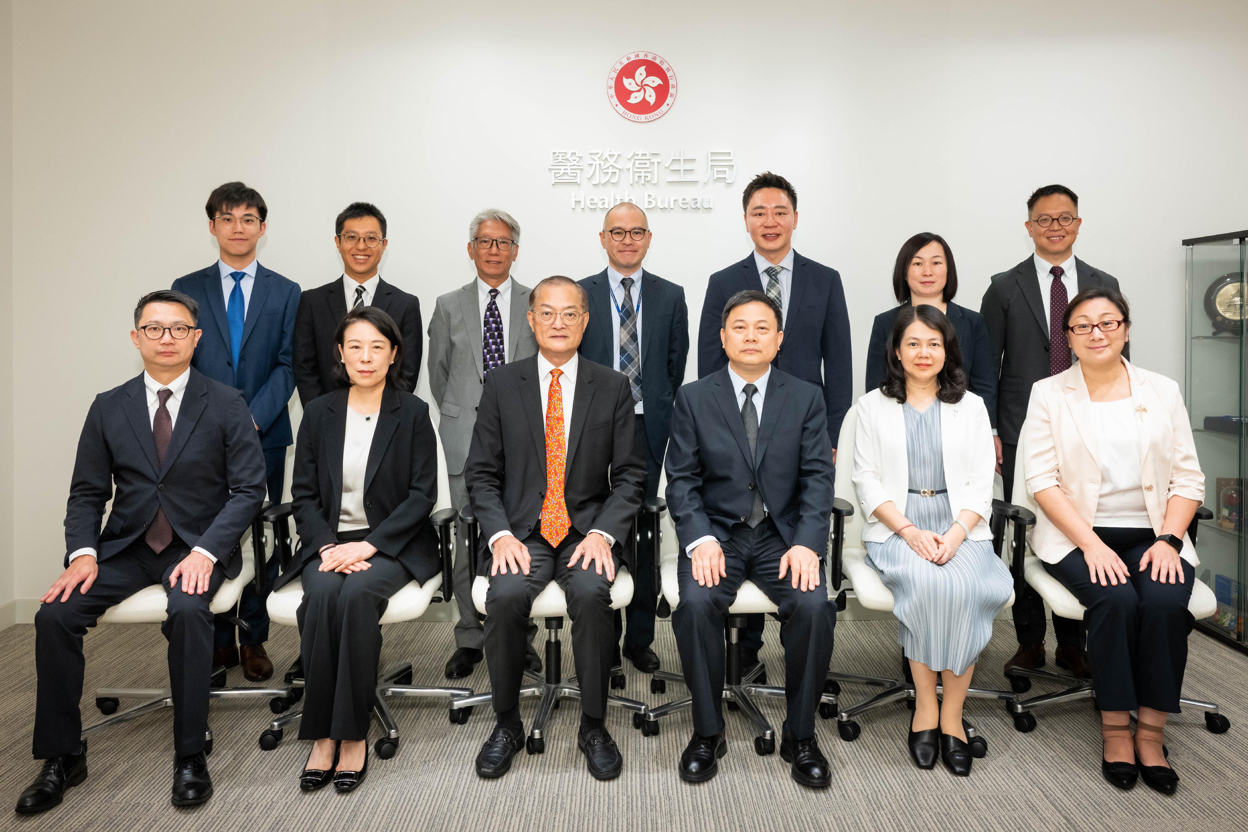 醫務衞生局局長盧寵茂教授今日(五月十三日)與廣西壯族自治區衞生健康委員會副主任黎君君及其率領的代表團會面。圖示盧寵茂教授(前排左三)、黎君君(前排右三)、衞生署規管事務總監封螢醫生(前排左二)和其他與會者合照。