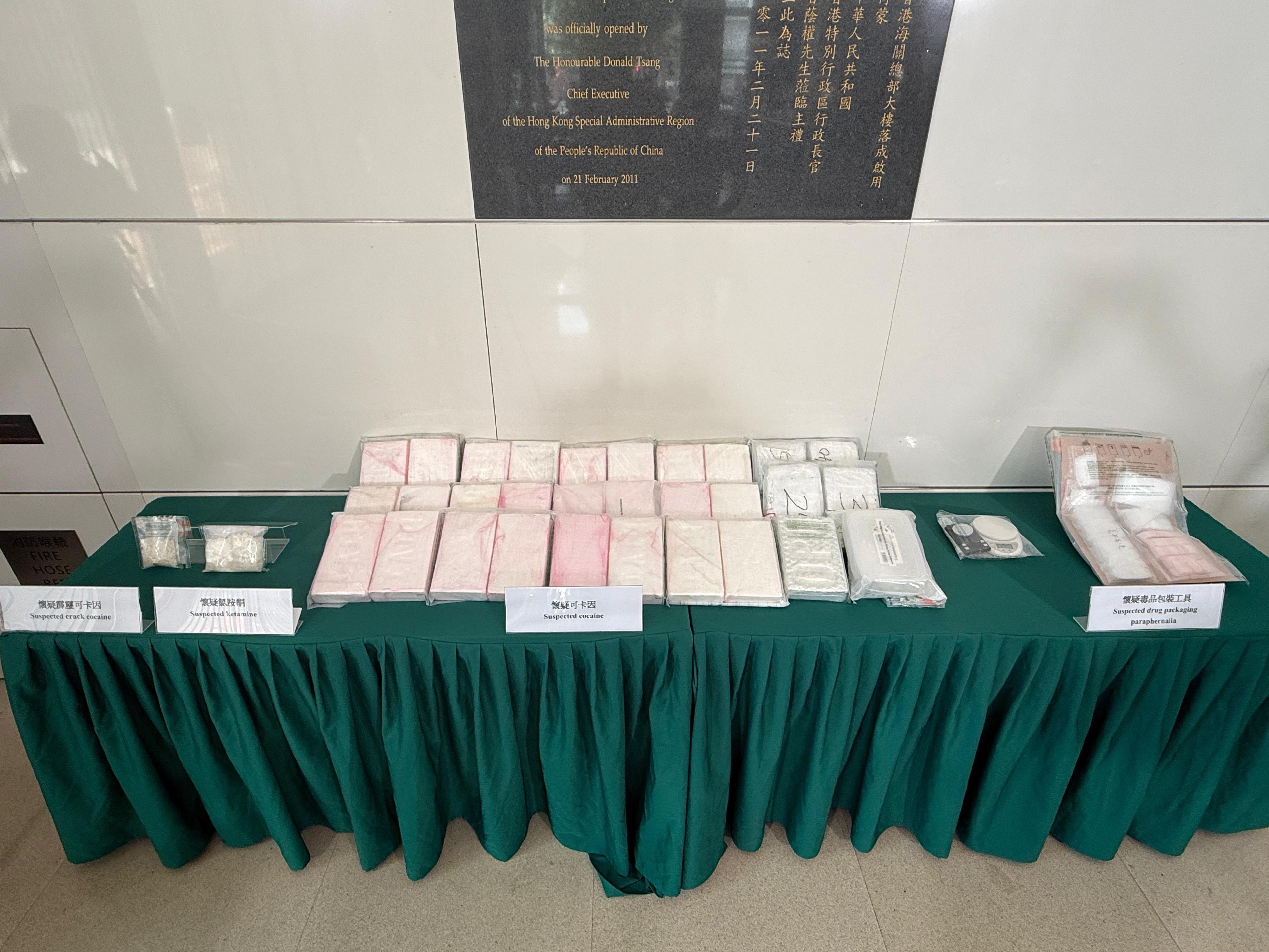 香港海關昨日(五月十二日)在將軍澳及筲箕灣偵破一宗毒品案件,共檢獲約三十五點七公斤懷疑可卡因、二百三十五克懷疑氯胺酮及六十四克懷疑霹靂可卡因,估計市值共約二千七百萬元,並拘捕一名三十一歲男子。圖示所檢獲的懷疑毒品。