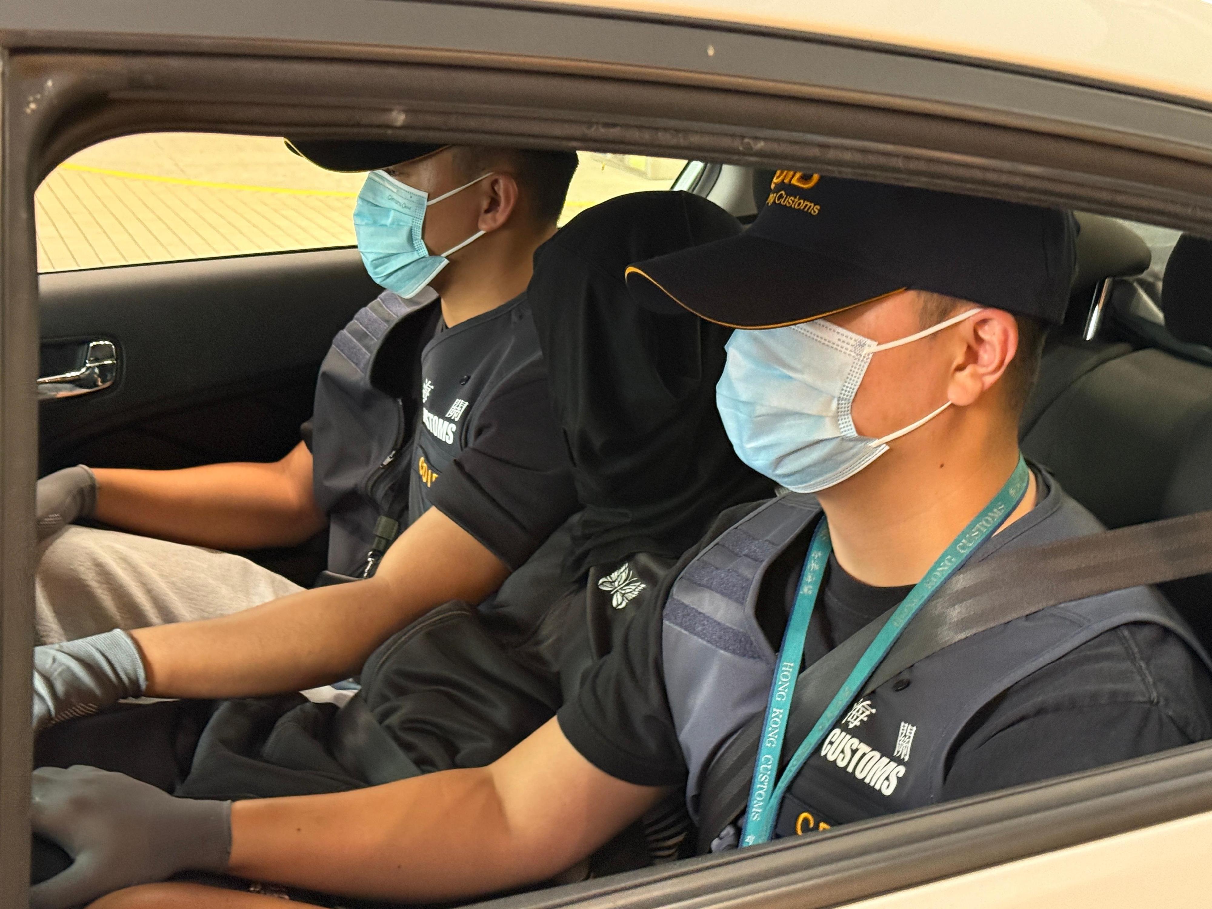 Hong Kong Customs detected a dangerous drugs case yesterday (May 12), and seized about 35.7 kilograms of suspected cocaine, 235 grams of suspected ketamine and 64g of suspected crack cocaine in Tseung Kwan O and Shau Kei Wan. The total estimated market value was about $27 million. A 31-year-old man was arrested. Photo shows the arrested man (centre) involved in the case.