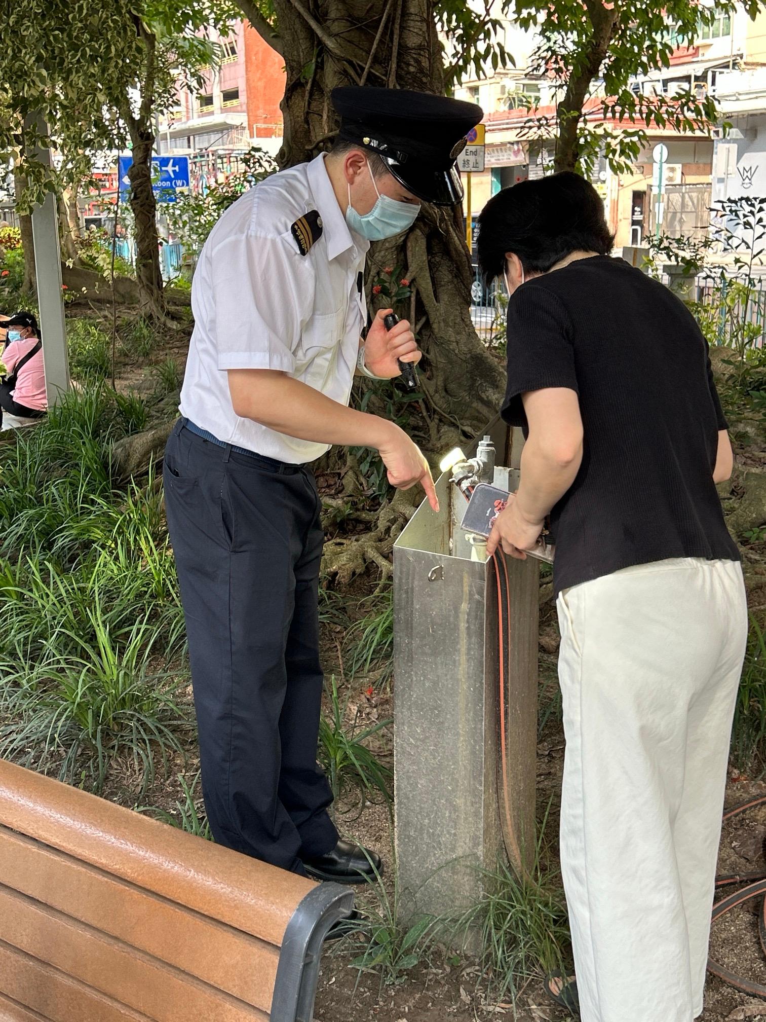 The Food and Environmental Hygiene Department (FEHD) today (May 14) released the second batch of gravidtrap indexes and density indexes for Aedes albopictus in May, covering 13 survey areas. Photo shows an FEHD staff member inspecting a park in Kennedy Town, Central and Western District. Following the discovery of stagnant water in the park, a statutory notice has been issued to the relevant venue management company, requiring the clearance of such item within a specified timeframe.
