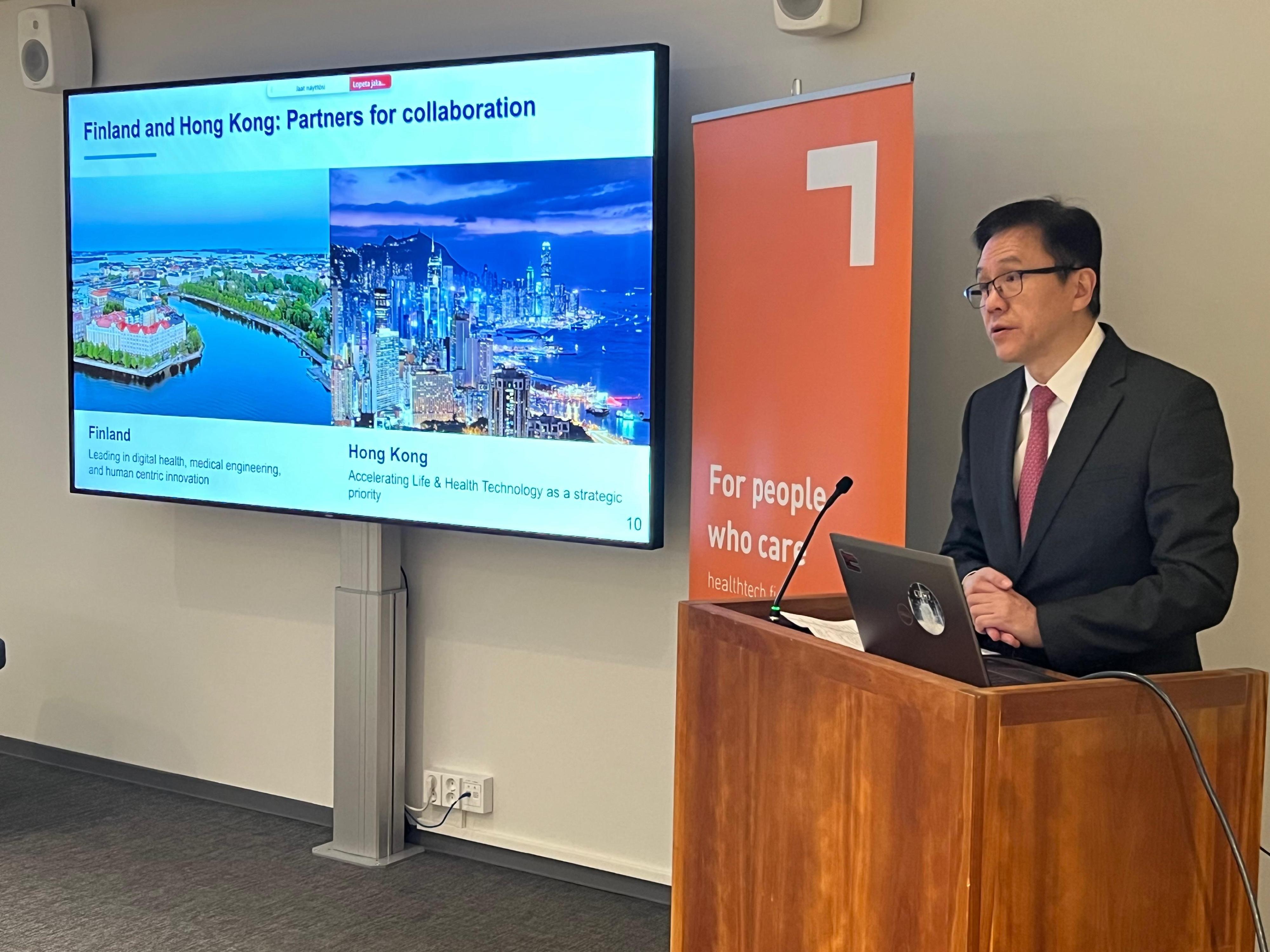 The Secretary for Innovation, Technology and Industry, Professor Sun Dong, attended a forum organised by Healthtech Finland and Finland Chamber of Commerce in Helsinki, Finland on May 13 (Helsinki time). Photo shows Professor Sun speaking at the forum.