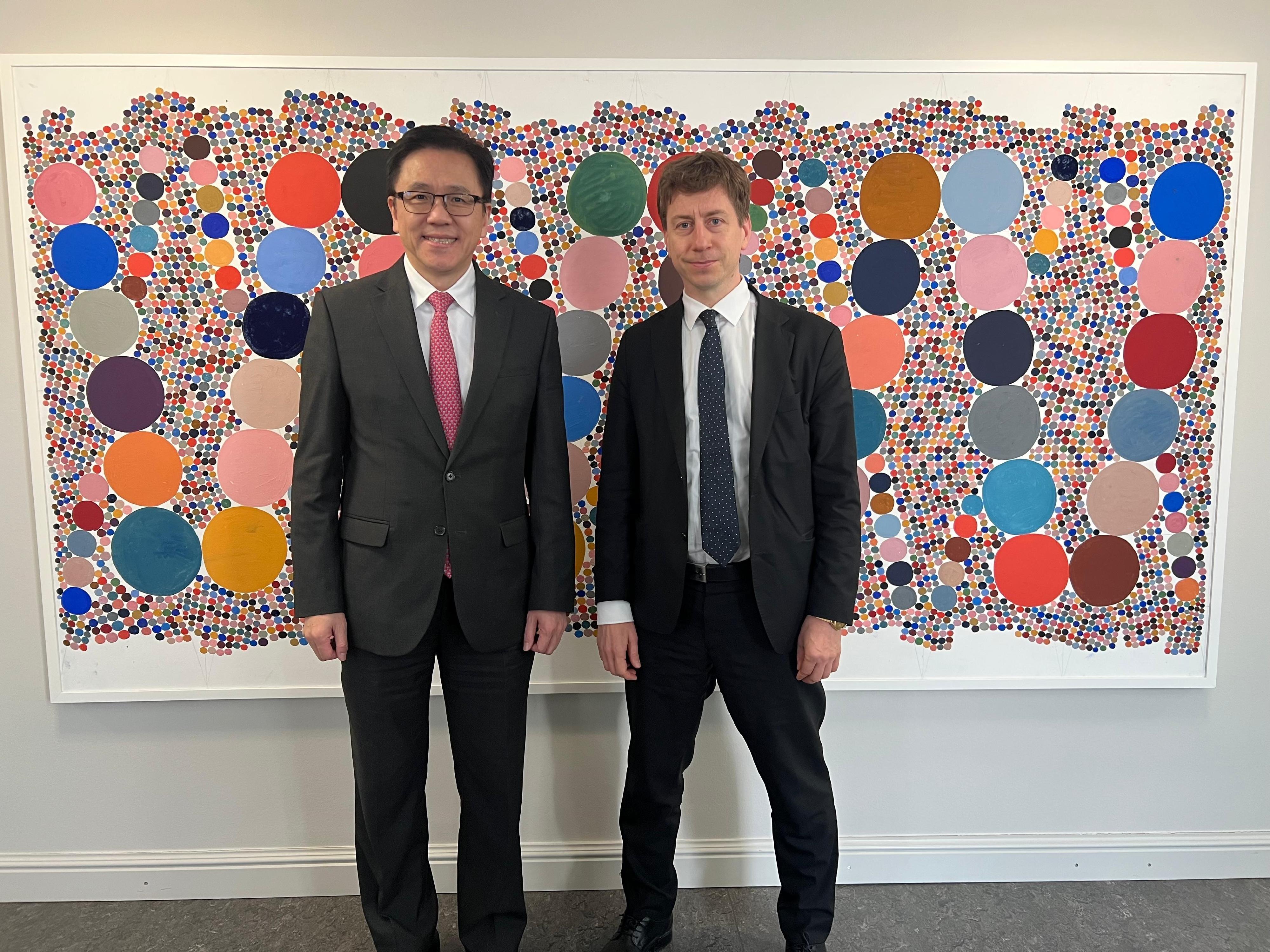 The Secretary for Innovation, Technology and Industry, Professor Sun Dong (left), met with the Minister of Economic Affairs of Finland, Mr Sakari Puisto (right), in Helsinki, Finland on May 13 (Helsinki time).