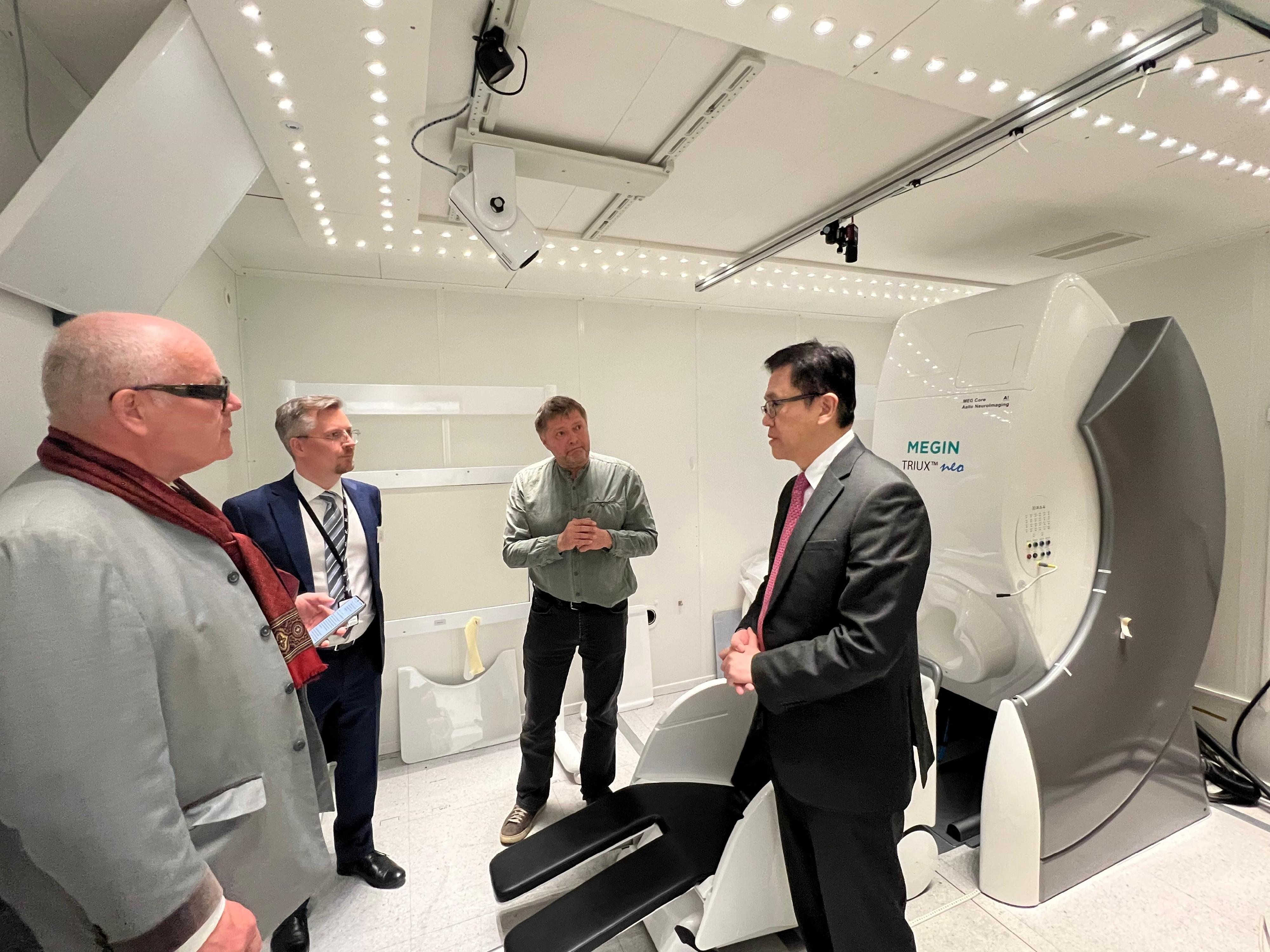 創新科技及工業局局長孫東教授（右一）五月十三日（赫爾辛基時間）在芬蘭赫爾辛基到訪阿爾託大學，並參觀該校的腦磁圖實驗室，聽取該實驗室科研成果的臨床應用。