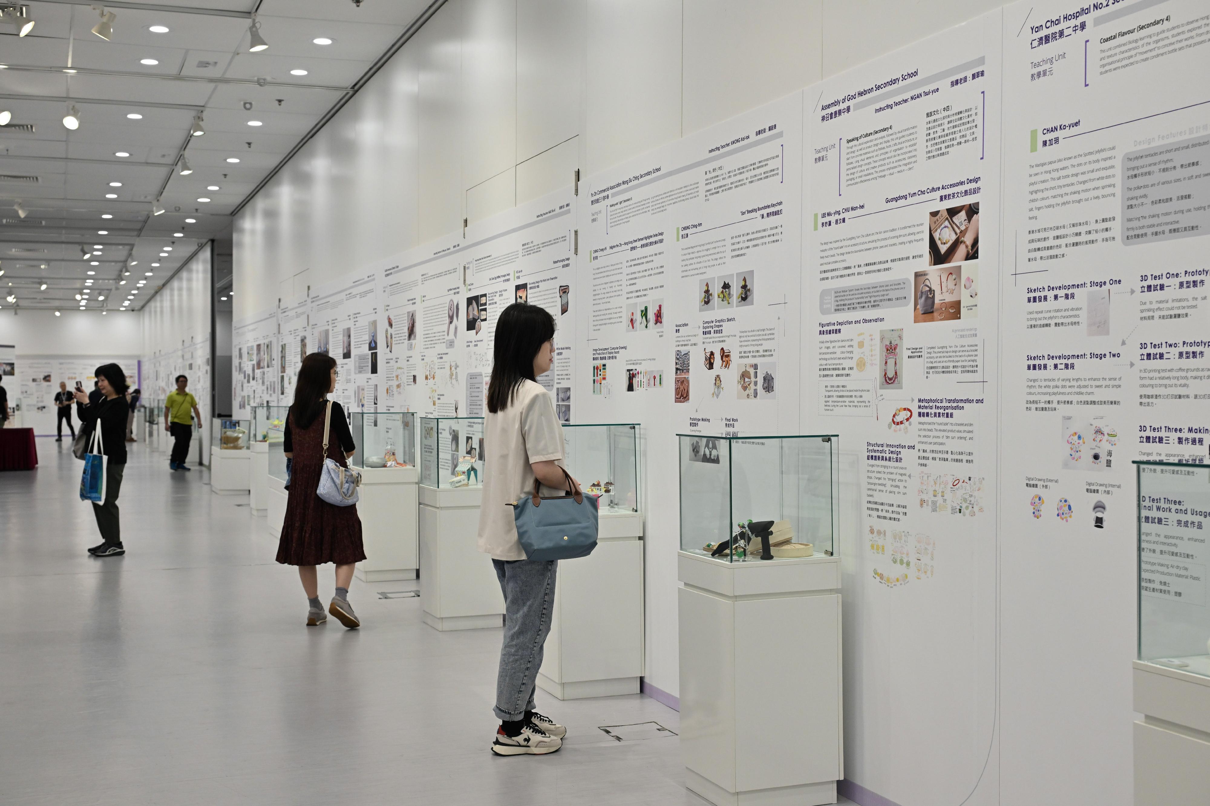 教育局課程發展處今日（五月十四日）至 五月十六日舉辦首屆香港國際視覺藝術教育研討會2026。圖示研討會舉行期間在香港中央圖書館展覽館展出的本港中小學及大專學生的優秀創新設計作品。