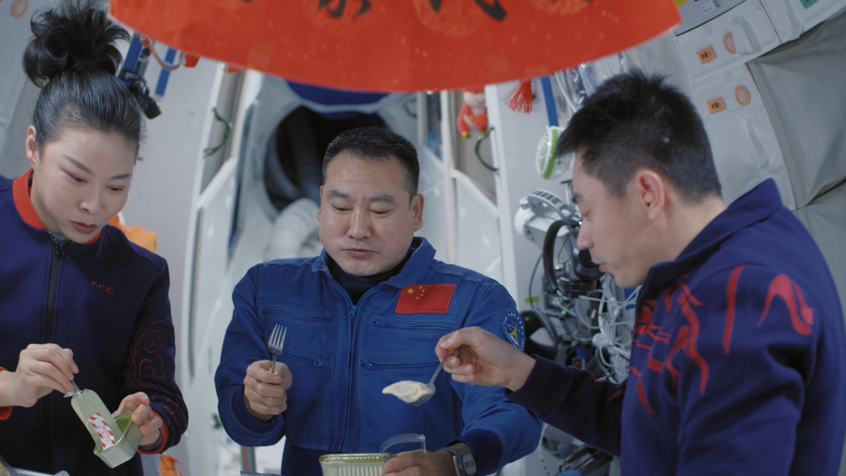 香港太空館天象廳明日（五月十五日）起推出全新天象節目《窗外是藍星之太空旅行》。圖示空間站提供餃子和麻辣鴨等具中國特色的美食，以滿足航天員的味覺和營養需求。