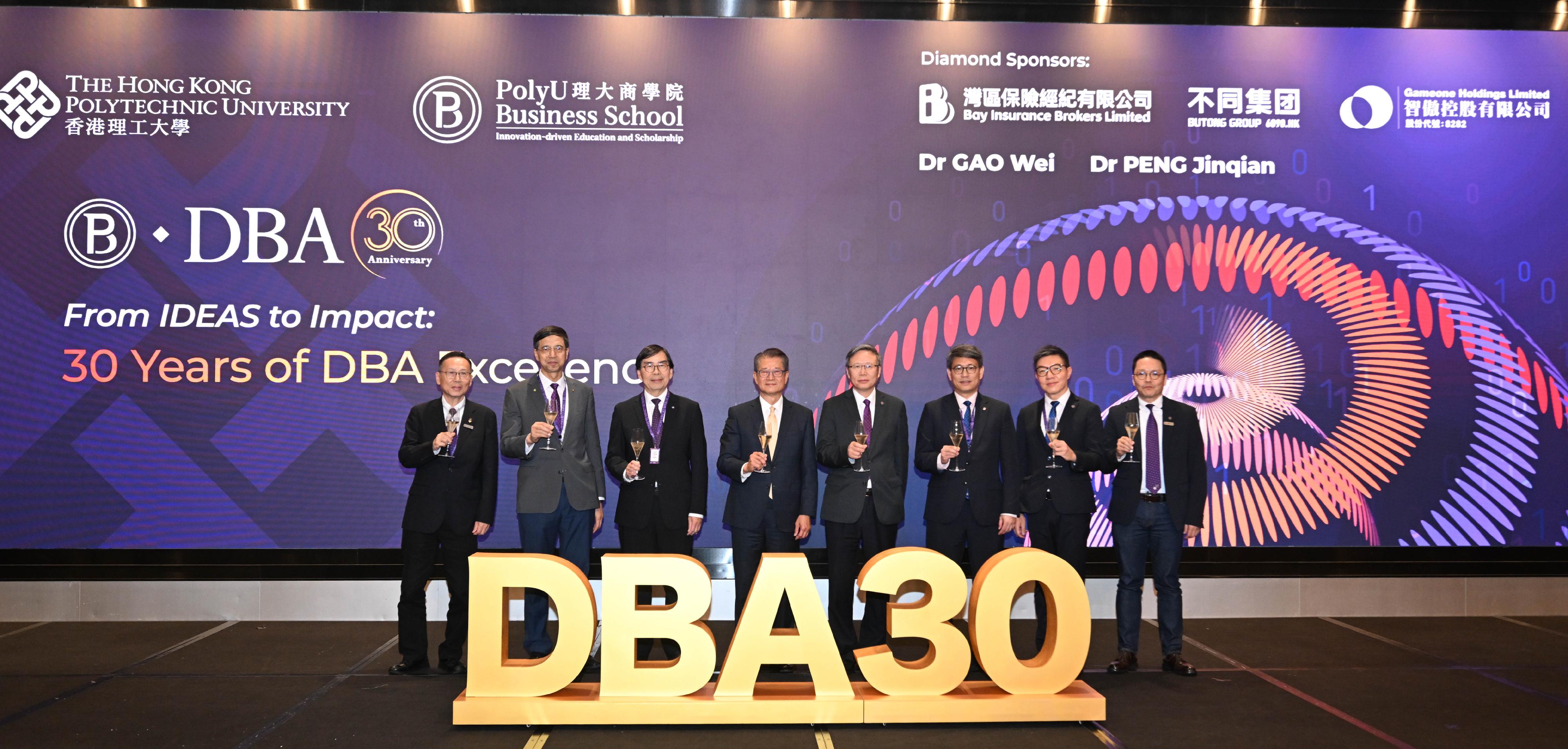 The Financial Secretary, Mr Paul Chan, attended the Hong Kong Polytechnic University (PolyU) Doctor of Business Administration 30th Anniversary Dinner today (May 14). Photo shows Mr Chan (fourth left); the President of PolyU, Professor Teng Jinguang (fourth right); the Dean of the Faculty of Business of PolyU, Professor Edwin Cheng (third left), and other guests.