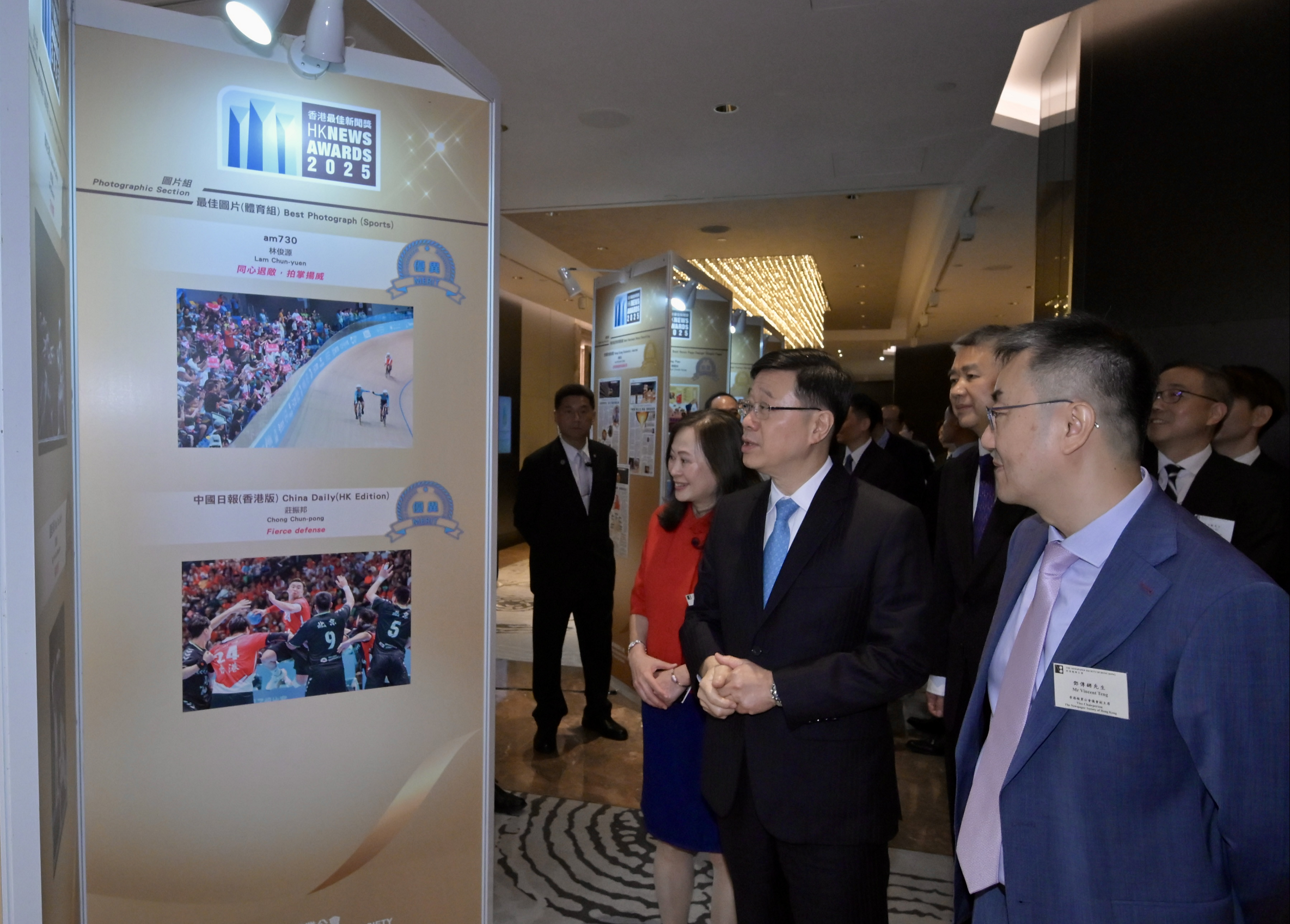 行政長官李家超今日（五月十五日）出席2025年香港最佳新聞獎頒獎典禮暨午宴。圖示李家超（左二）在香港報業公會主席譚衛兒（左一）陪同下參觀展板。 