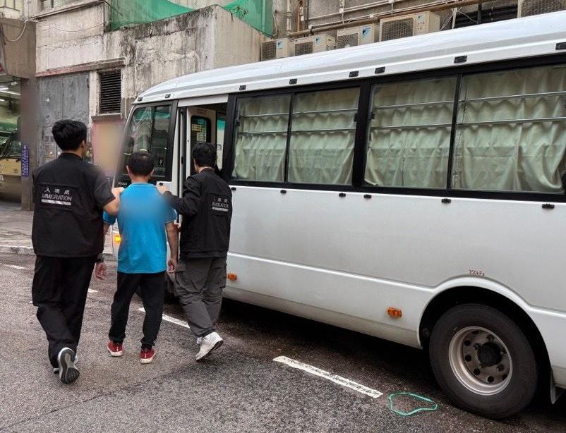 The Immigration Department mounted a series of territory-wide anti-illegal worker operations from May 8 to yesterday (May 14). Photo shows a suspected illegal worker arrested during an operation.