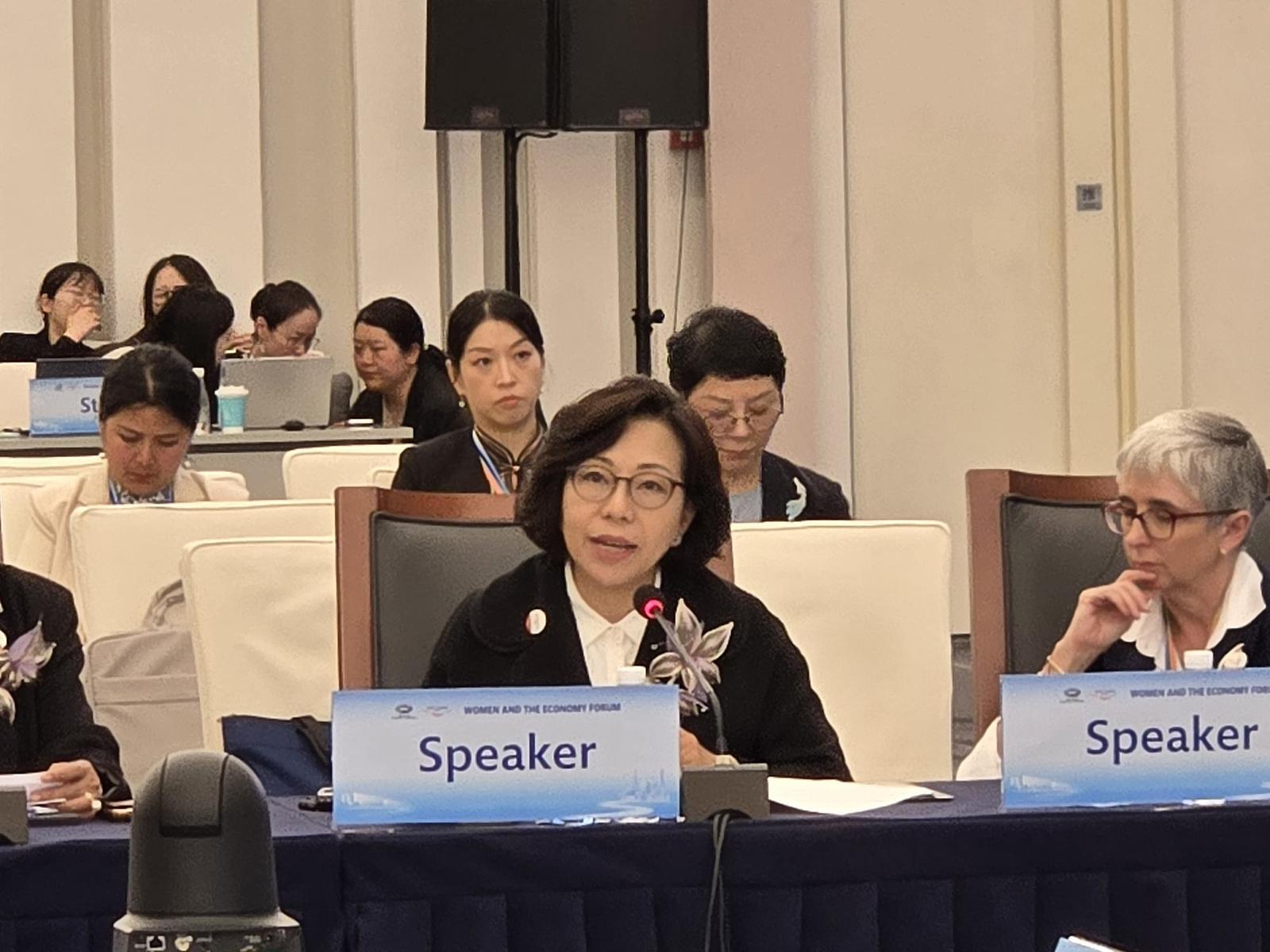 The Secretary for Home and Youth Affairs, Miss Alice Mak, attended the Asia-Pacific Economic Cooperation Women and the Economy Forum in Shanghai today (May 15). Photo shows Miss Mak delivering a speech in the panel discussion on "Advancing Economic and Trade Cooperation" under the Public-Private Dialogue on Women and the Economy in the afternoon.