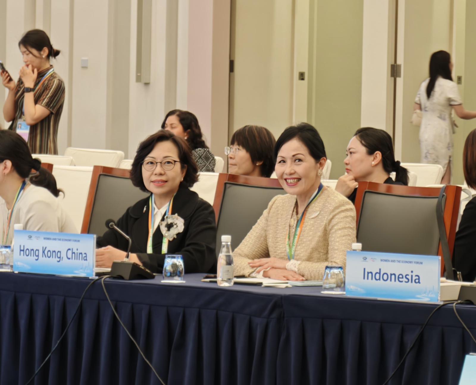 The Secretary for Home and Youth Affairs, Miss Alice Mak (left), attended the Asia-Pacific Economic Cooperation Women and the Economy Forum, and delivered a speech at the High-Level Policy Dialogue on Women and the Economy today (May 15). The Chairperson of the Women's Commission, Dr Eliza Chan (right), also attended the session.