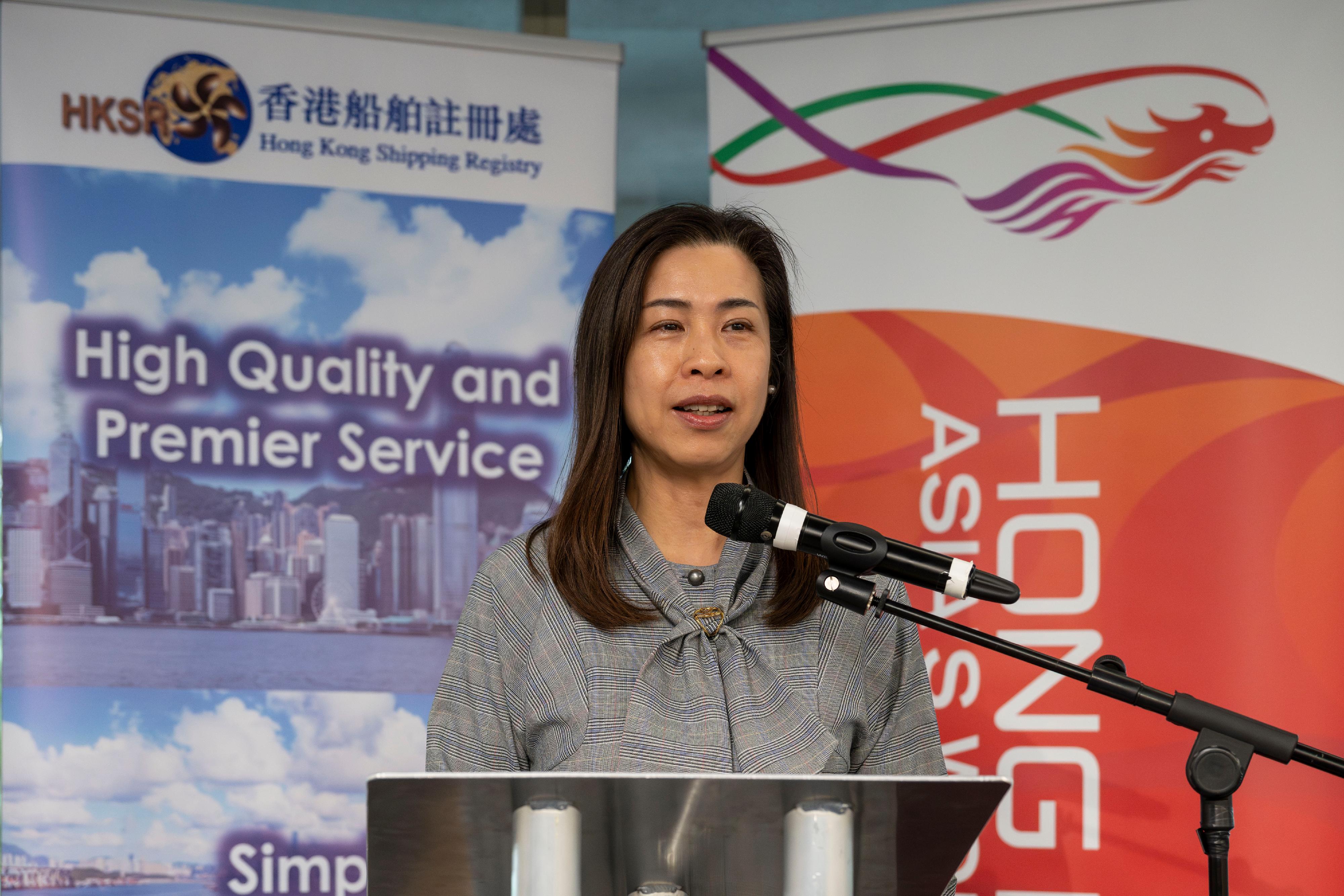 The Hong Kong Economic and Trade Office in London (London ETO), with the support of the Marine Department, held a reception at the headquarters of the International Maritime Organization on May 14 (London time). Photo shows the Director-General of London ETO, Miss Fiona Chau, delivering a speech at the reception.