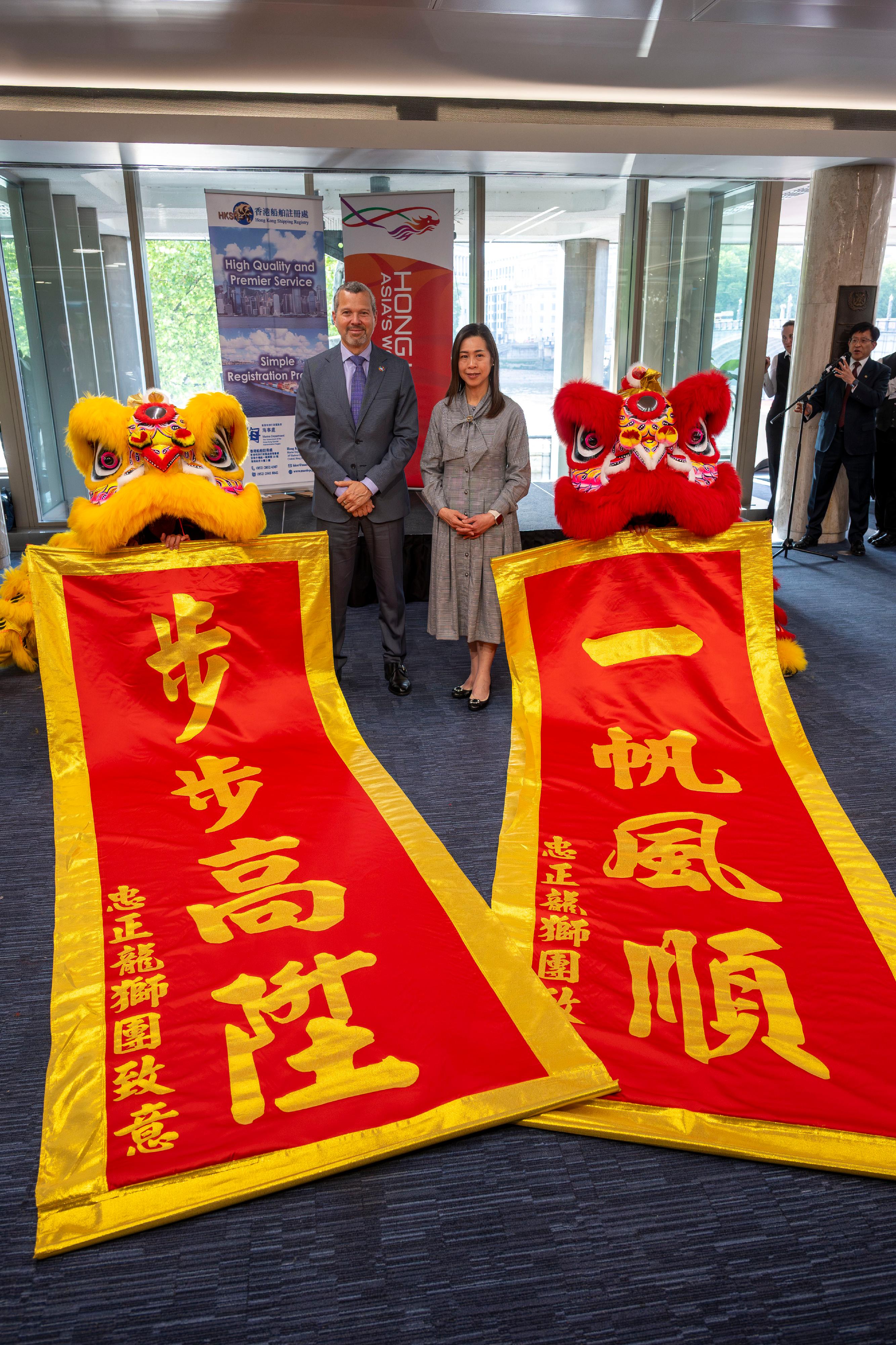 The Hong Kong Economic and Trade Office in London, with the support of the Marine Department, held a reception at the headquarters of the International Maritime Organization on May 14 (London time). Photo shows a lion dance performance at the reception.