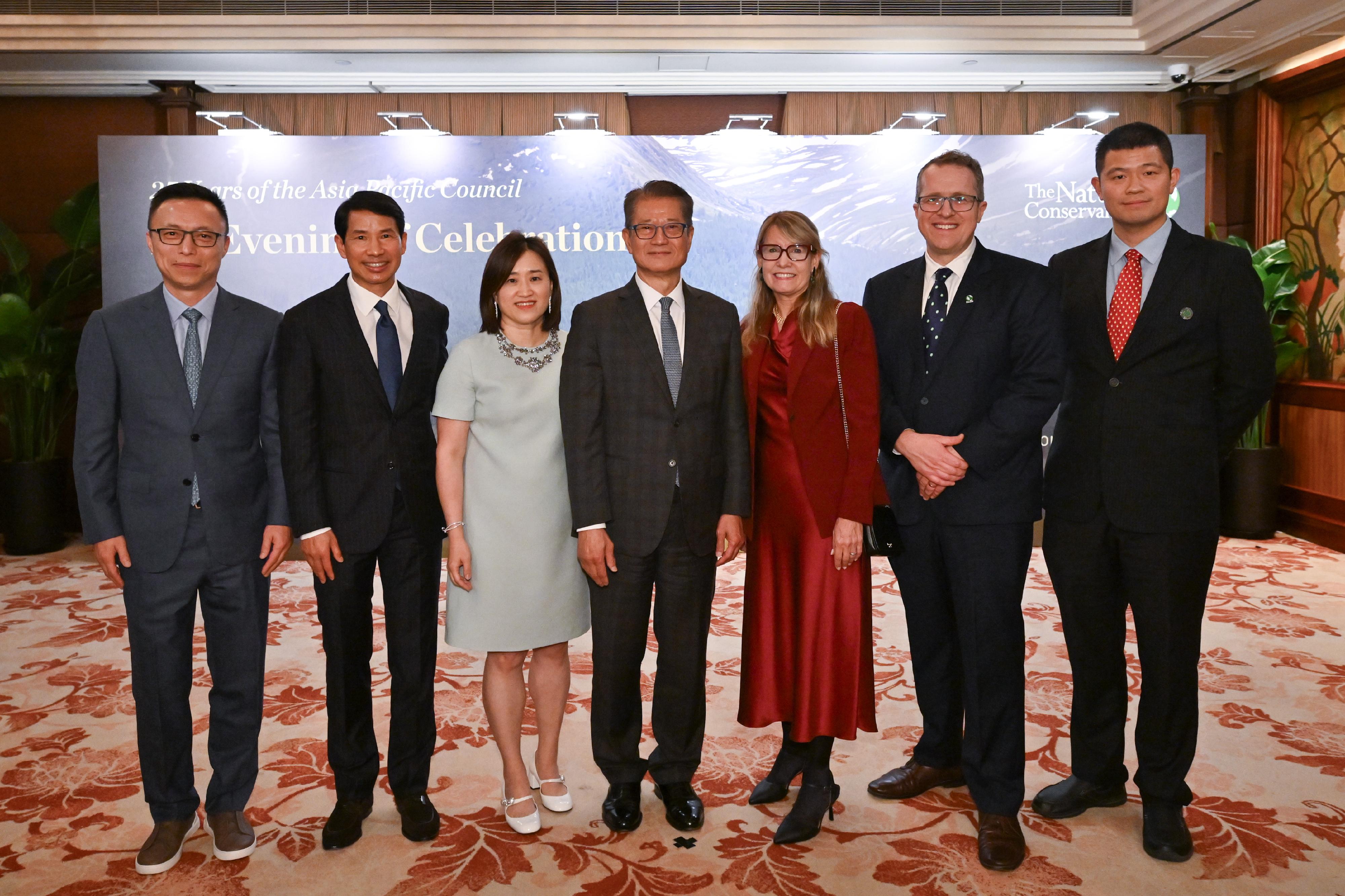 The Financial Secretary, Mr Paul Chan, attended the Nature Conservancy (TNC)'s Asia Pacific Council's 25th Anniversary Dinner today (May 15). Photo shows Mr Chan (centre); Global Board Member and Asia Pacific Council's Co-Chair of TNC, Dr Fred Hu (second left); the Chief Executive Officer of TNC, Mrs Jennifer Morris (third right); and other guests.
