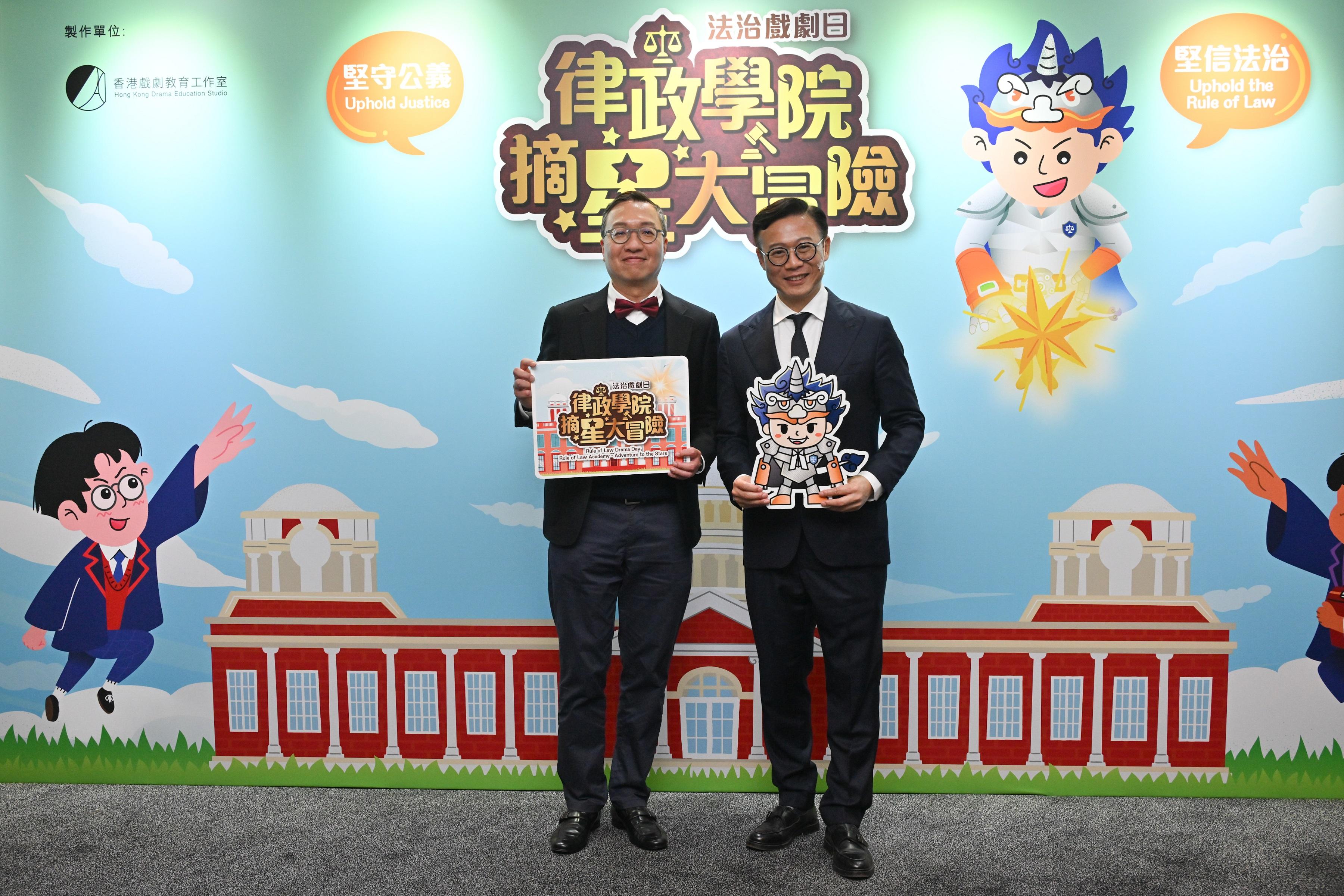 律政司今日(五月十六日)在香港文化中心大劇院舉行大型法治戲劇日,上演劇目《律政學院摘星大冒險》。圖示律政司司長林定國資深大律師(左)和律政司副司長張國鈞博士(右)在香港文化中心大劇院合照。