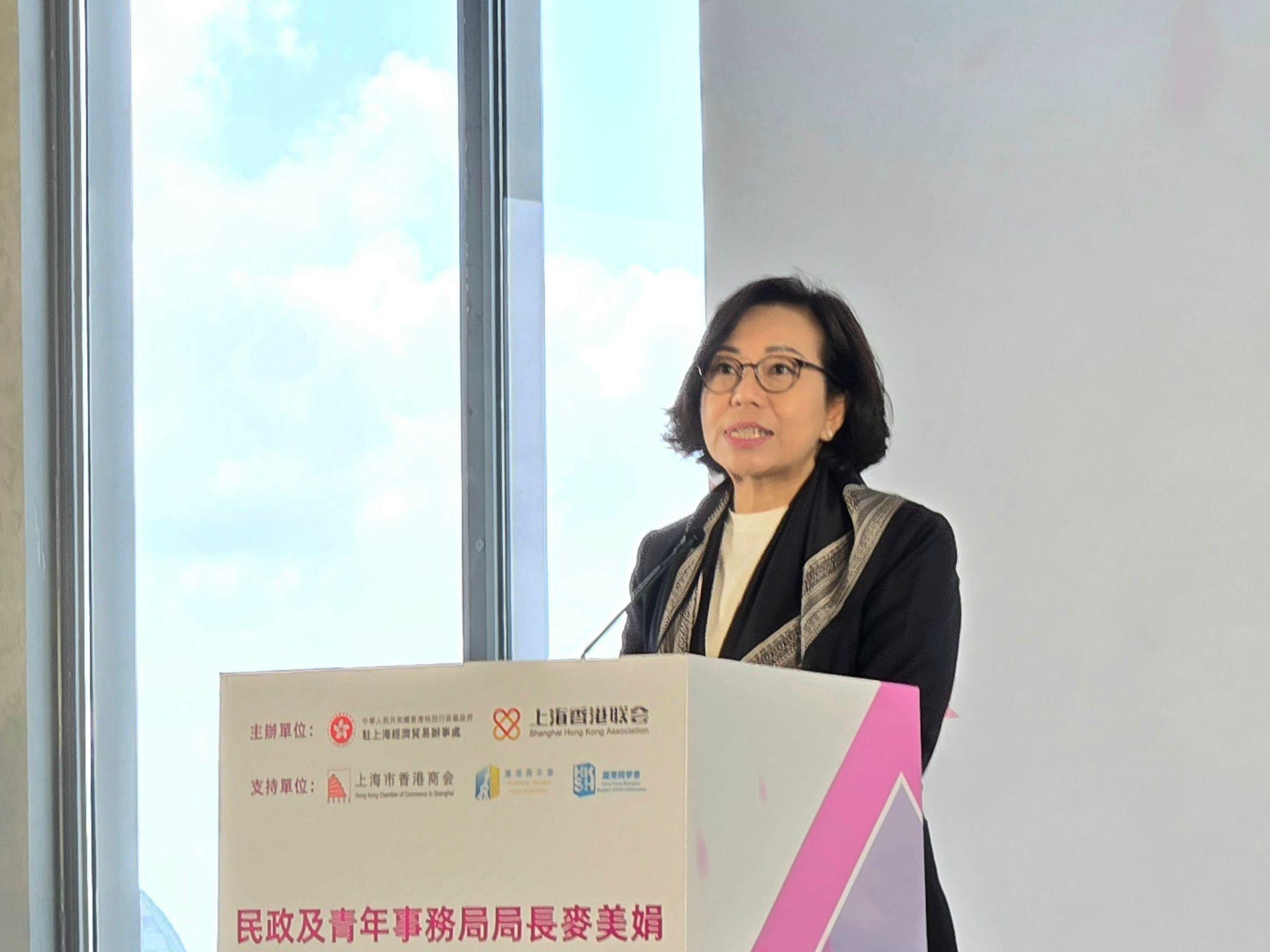 民政及青年事務局局長麥美娟繼昨日出席亞太區經濟合作組織婦女與經濟論壇後，今日（五月十六日）與其他參會代表一同出席參訪活動，了解上海在推動婦女發展的最新工作。圖示麥美娟在與在滬港人見面會上致辭。