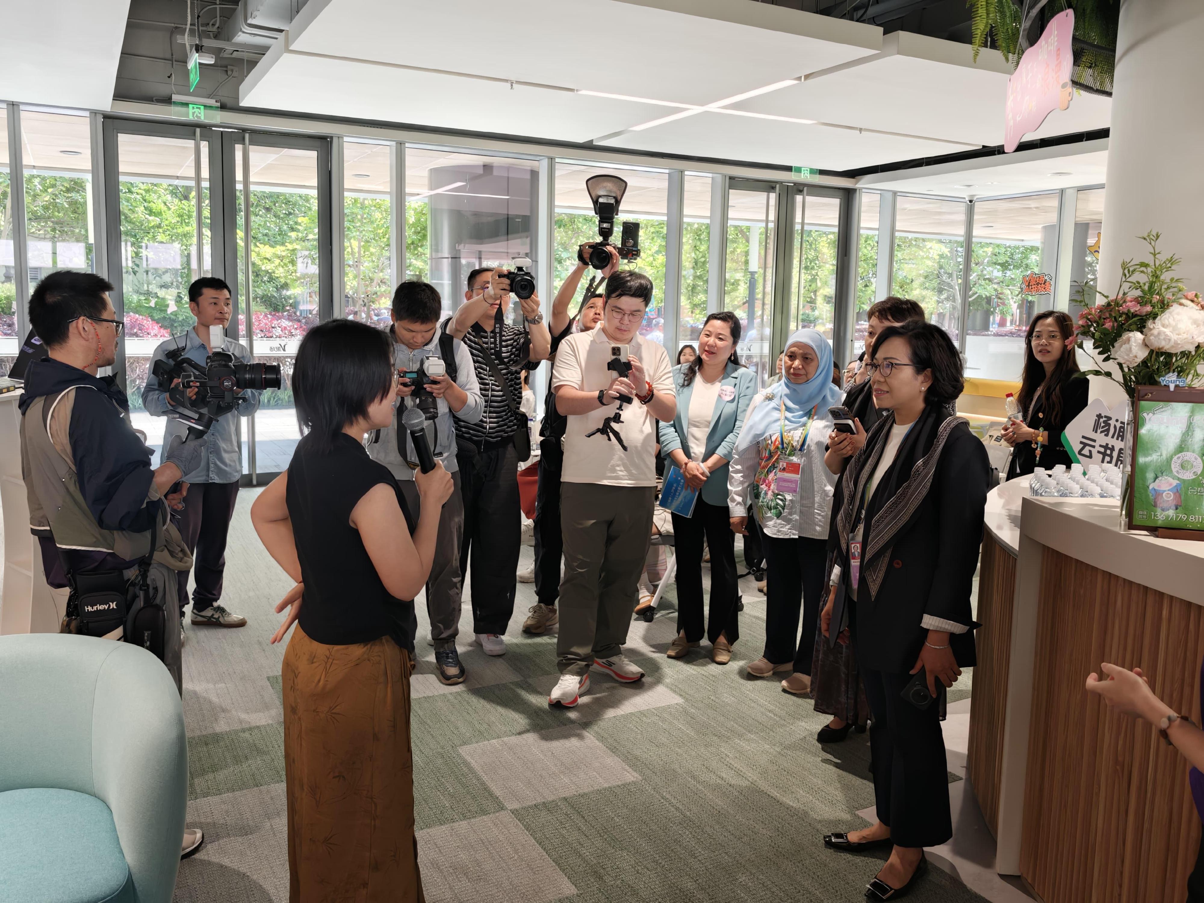 The Secretary for Home and Youth Affairs, Miss Alice Mak, after attending the Asia-Pacific Economic Cooperation Women and the Economy Forum yesterday, conducted visits with other delegates to learn about the latest efforts in promoting women's development in Shanghai today (May 16). Photo shows Miss Mak (front row, first right) visiting the Yangpu V Hub, a hub for top-tier Internet content creation in Yangpu.