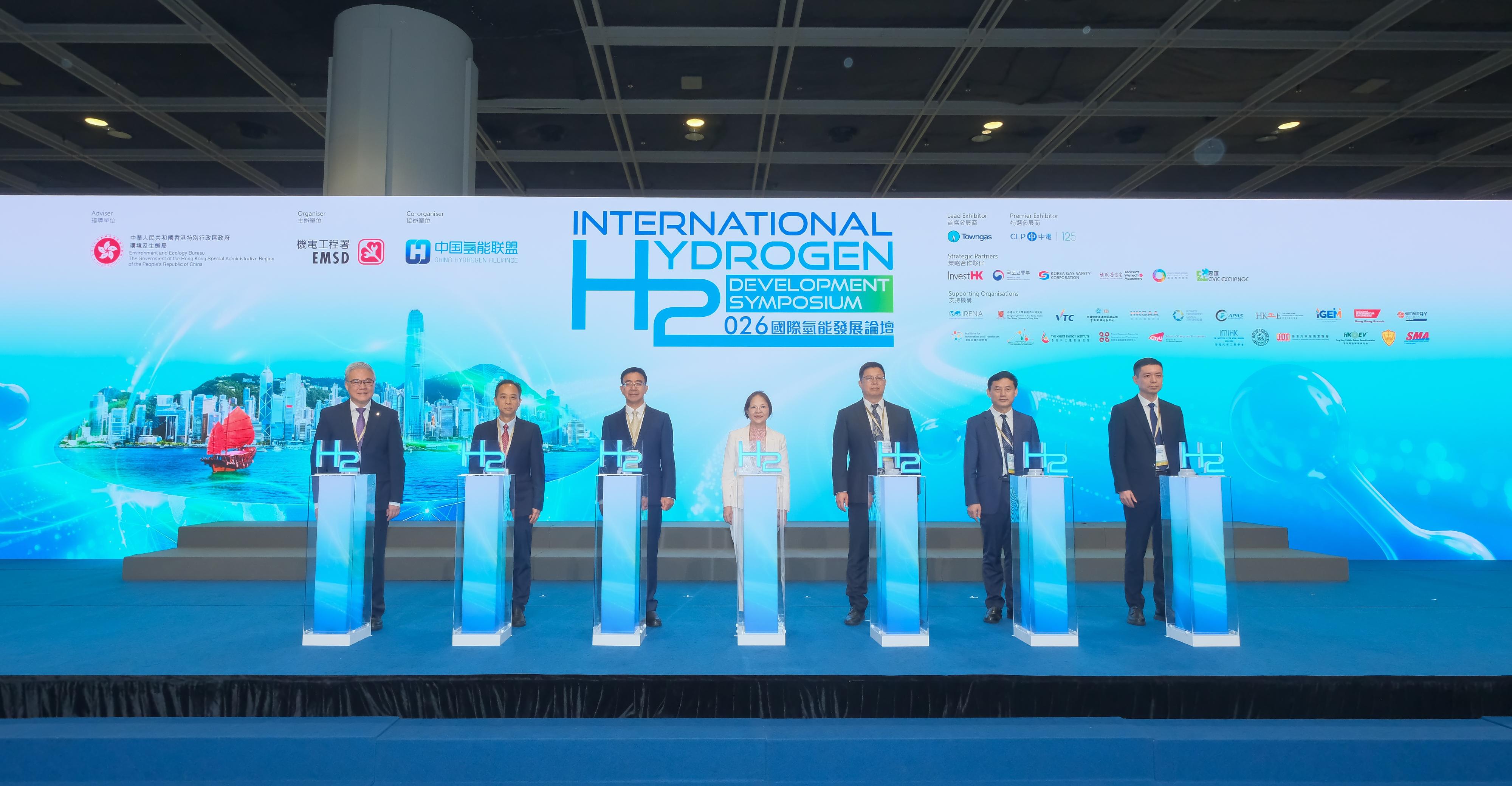 國際氫能發展論壇2026今日(五月十八日)於香港會議展覽中心舉行開幕禮。圖示(左起)機電工程署署長潘國英、中央人民政府駐香港特別行政區聯絡辦公室教育科技部副部長葉水球、國家能源局總工程師劉德順、署理環境及生態局局長黃淑嫻、國家市場監督管理總局國際合作司(港澳台辦公室)副司長朱忠良、廣東省人民政府港澳事務辦公室二級巡視員夏方明和中國氫能聯盟秘書長劉瑋主持開幕禮。