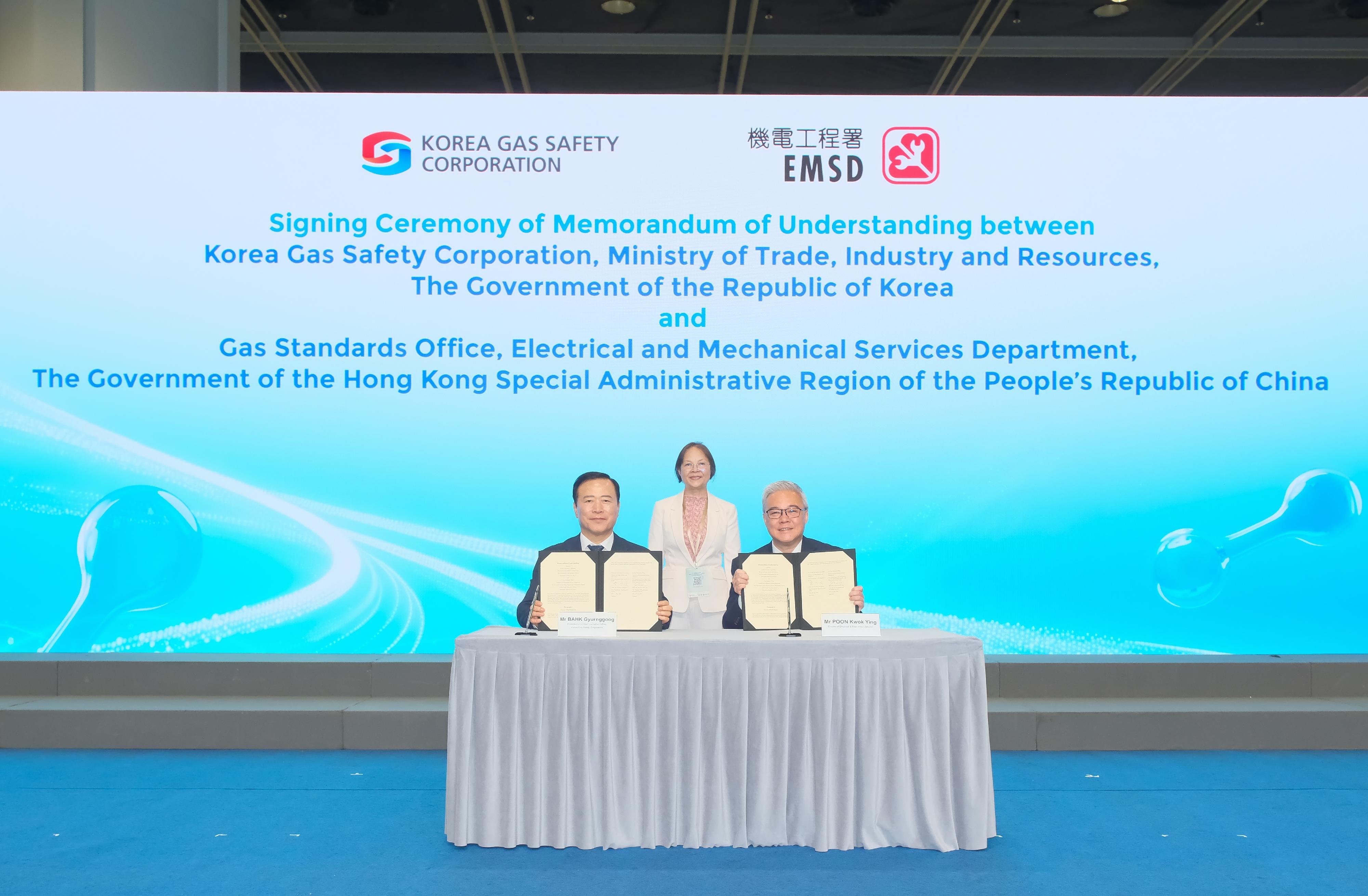 國際氫能發展論壇2026今日(五月十八日)於香港會議展覽中心舉行開幕禮。圖示機電工程署署長潘國英(右)和韓國燃氣安全公社社長及首席執行長朴景國博士(左)在署理環境及生態局局長黃淑嫻(中)見證下,簽署諒解備忘錄,加強兩地在氣體安全領域的技術合作。