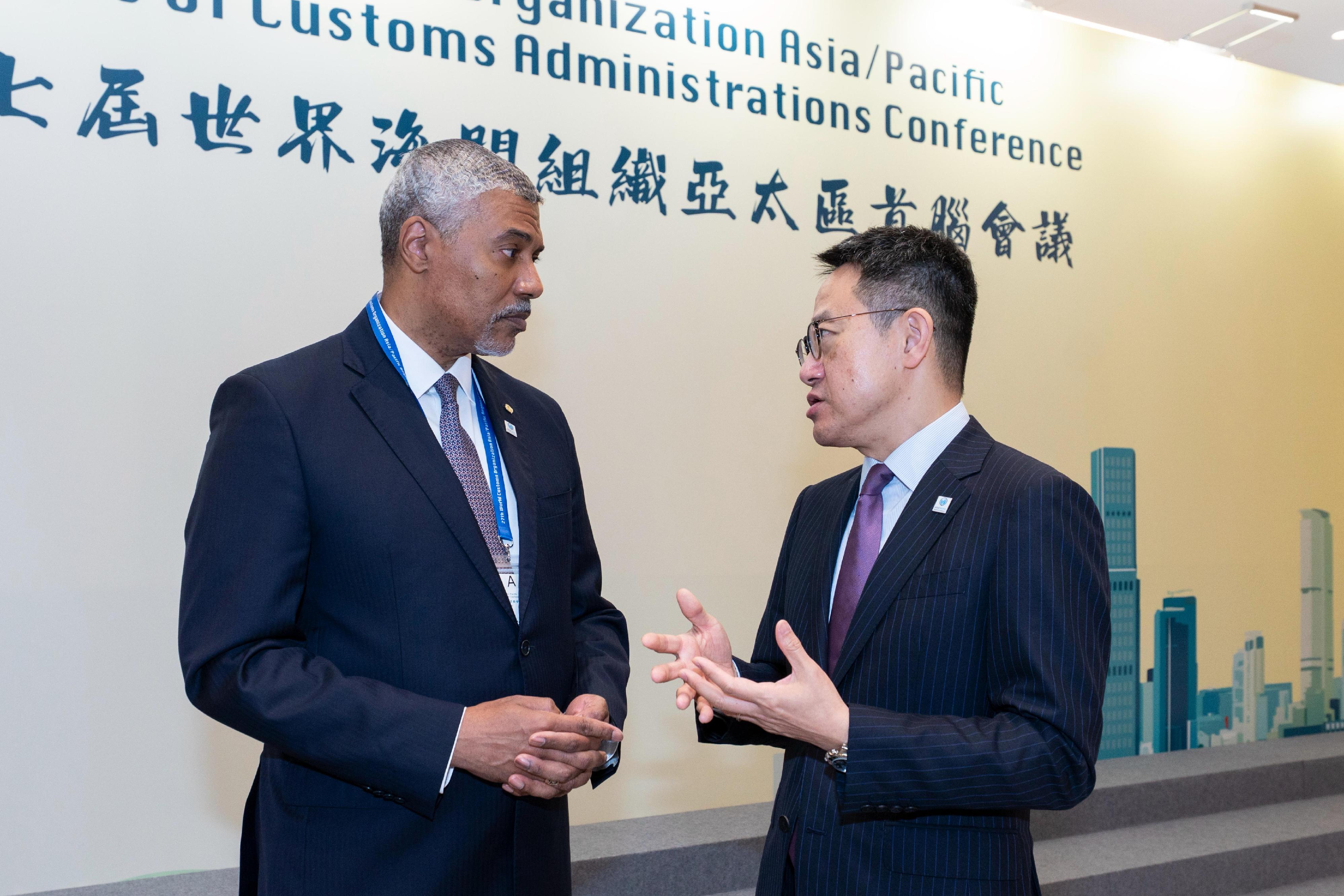 Hong Kong Customs is hosting the 27th World Customs Organization (WCO) Asia/Pacific Regional Heads of Customs Administrations Conference from today (May 18) to May 20. Photo shows the Commissioner of Customs and Excise, Mr Chan Tsz-tat (right) exchanging views with the Secretary General of the WCO, Mr Ian Saunders (left).