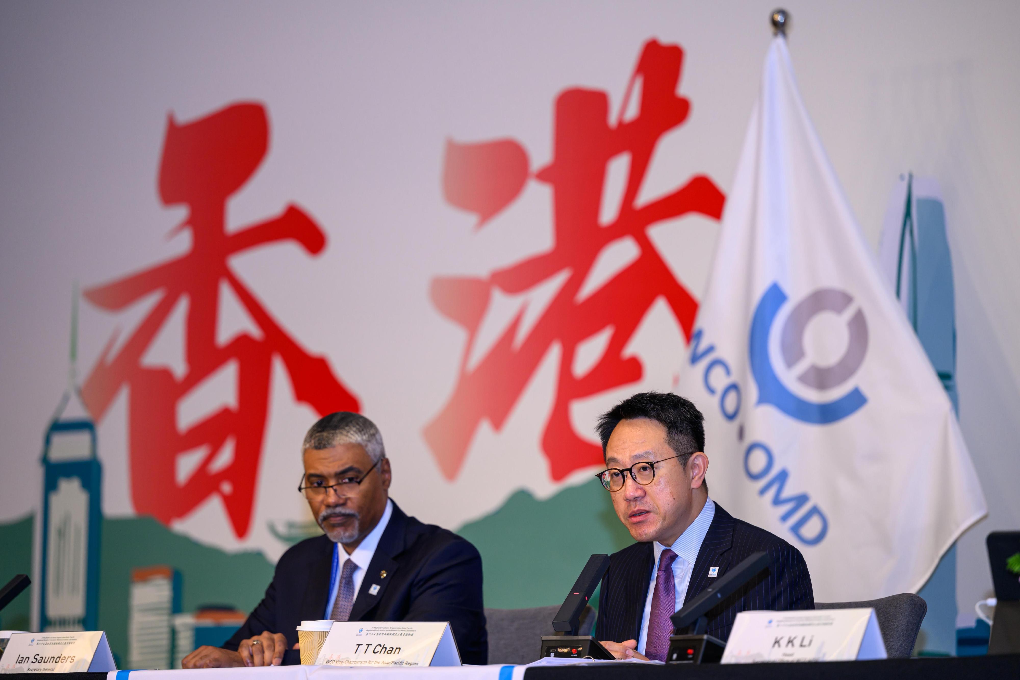 香港海關今日(五月十八日)至五月二十日舉辦第27屆世界海關組織亞太區首腦會議。圖示海關關長陳子達(右)在會議上致歡迎辭。