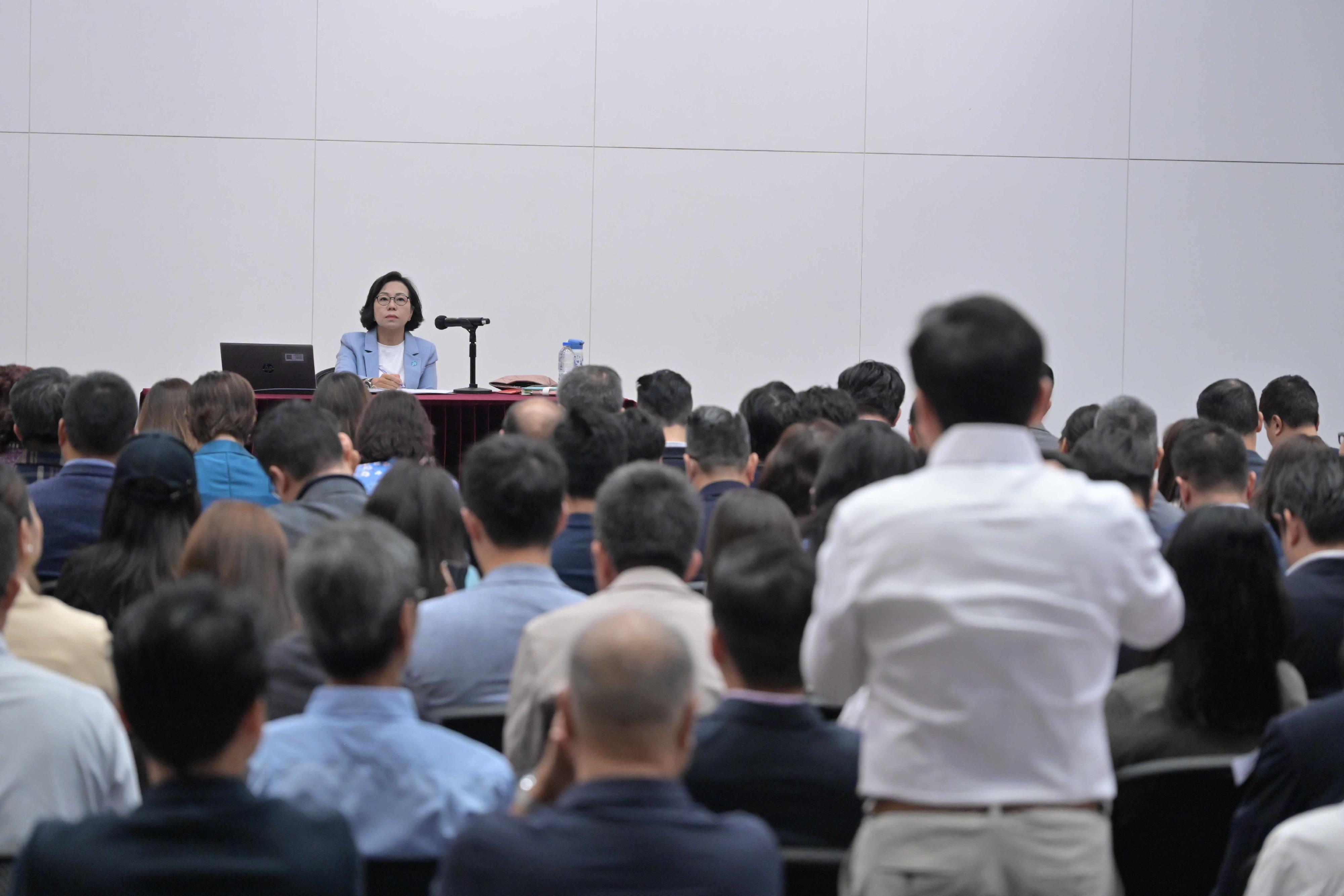 民政及青年事務局(民青局)今日(五月十八日)在政府總部舉行香港五年規劃地區治理專題諮詢會。圖示民青局局長麥美娟與參加者進行交流。