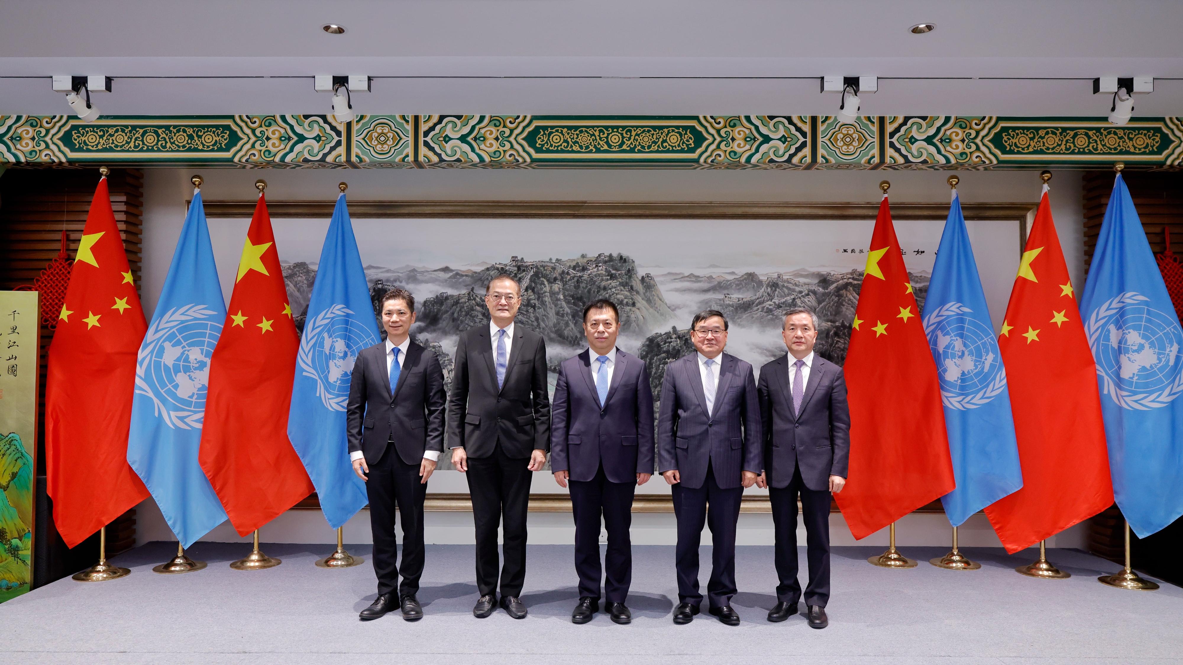 The Secretary for Health, Professor Lo Chung-mau, met with the Minister of the National Health Commission (NHC), Mr Lei Haichao, in Geneva, Switzerland, on May 17 (Geneva time). Photo shows Mr Lei (centre); the Vice Minister of the NHC and Administrator of the National Disease Control and Prevention Administration, Mr Shen Hongbing (first right); the Ambassador Extraordinary and Plenipotentiary, Permanent Representative of the People's Republic of China to the United Nations Office at Geneva and other International Organizations in Switzerland, Mr Jia Guide (second right); Professor Lo (second left); and the Acting Deputy Director of the Health Bureau of Macao, Dr Tai Wa-hou (first left).