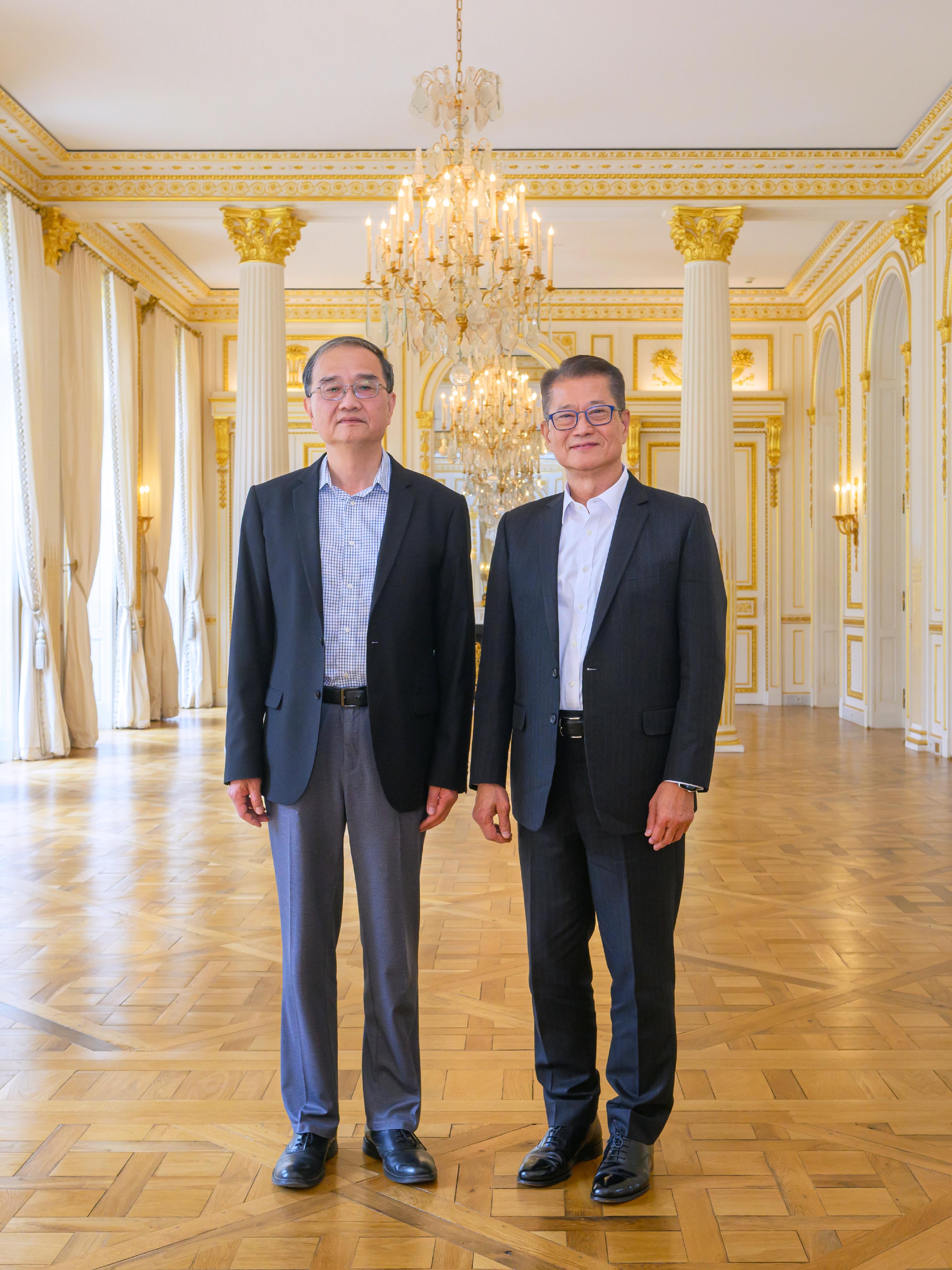 財政司司長陳茂波（右）五月十八日（巴黎時間）在法國巴黎拜會中國駐法國大使鄧勵（左）。
