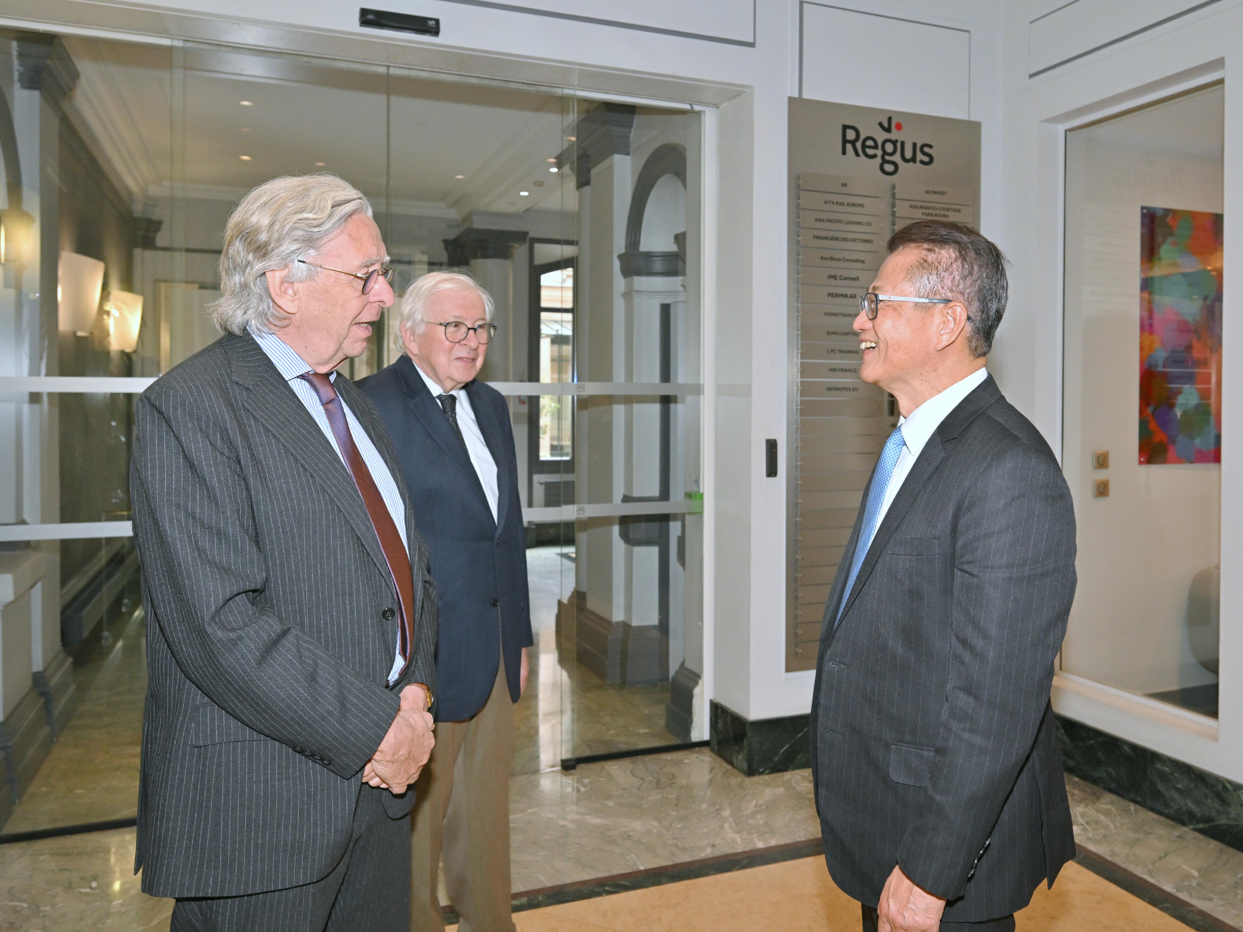 The Financial Secretary, Mr Paul Chan, met with board members of a think tank, Asia Centre Paris, in Paris, France, on May 18 (Paris time). Photo shows Mr Chan (right) talking to its board members, Mr Evrard Didier (left) and Mr Jean-Yves Colin (centre).