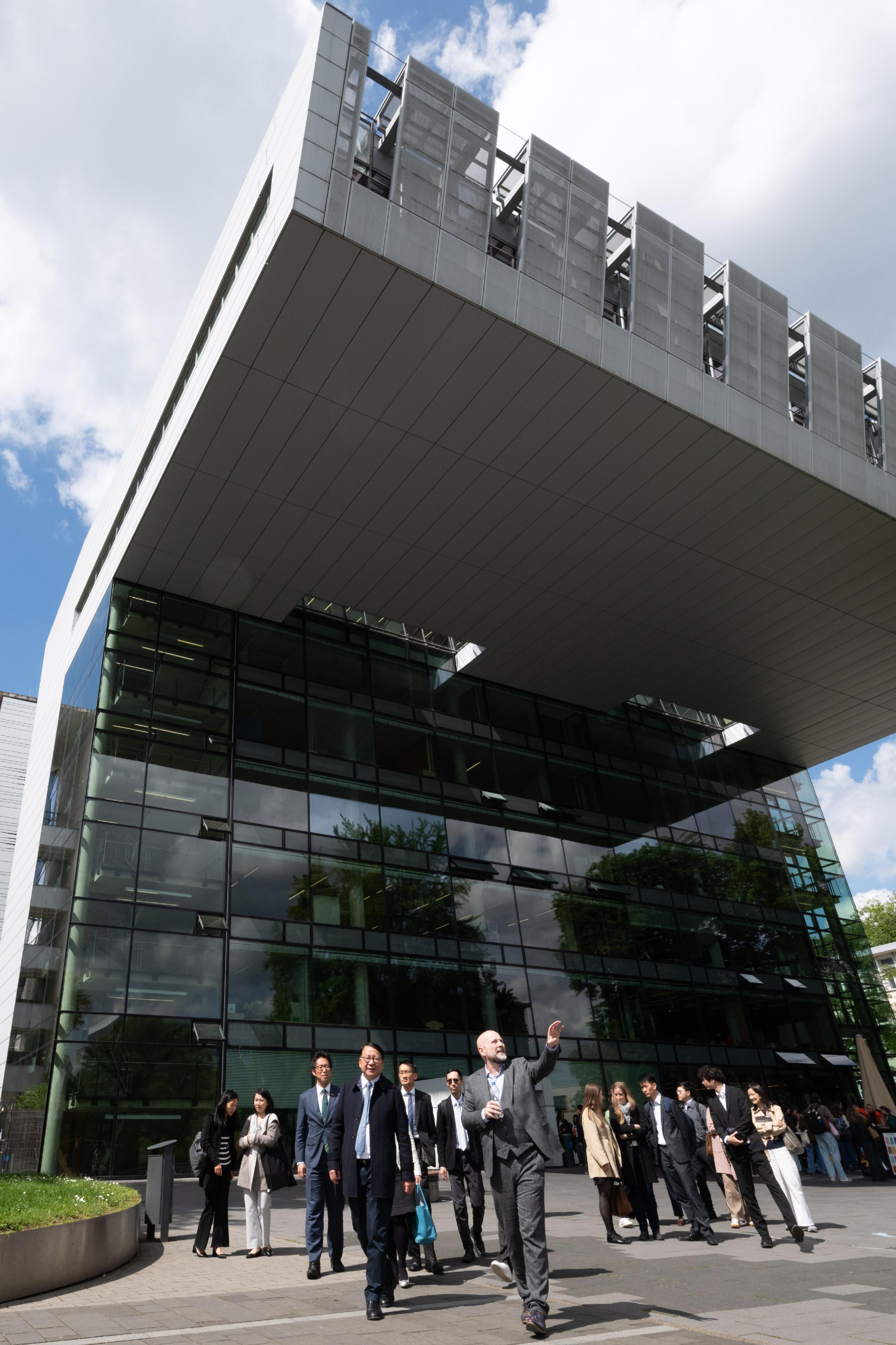 The Chief Secretary for Administration, Mr Chan Kwok-ki, led a delegation of the Working Group on Planning and Construction of the University Town under the Committee on Development of the Northern Metropolis to commence a visit to Germany yesterday (May 18, Aachen time). Photo shows Mr Chan (front row, first left), and the delegation visiting RWTH Aachen University, and touring the facilities of the campus.