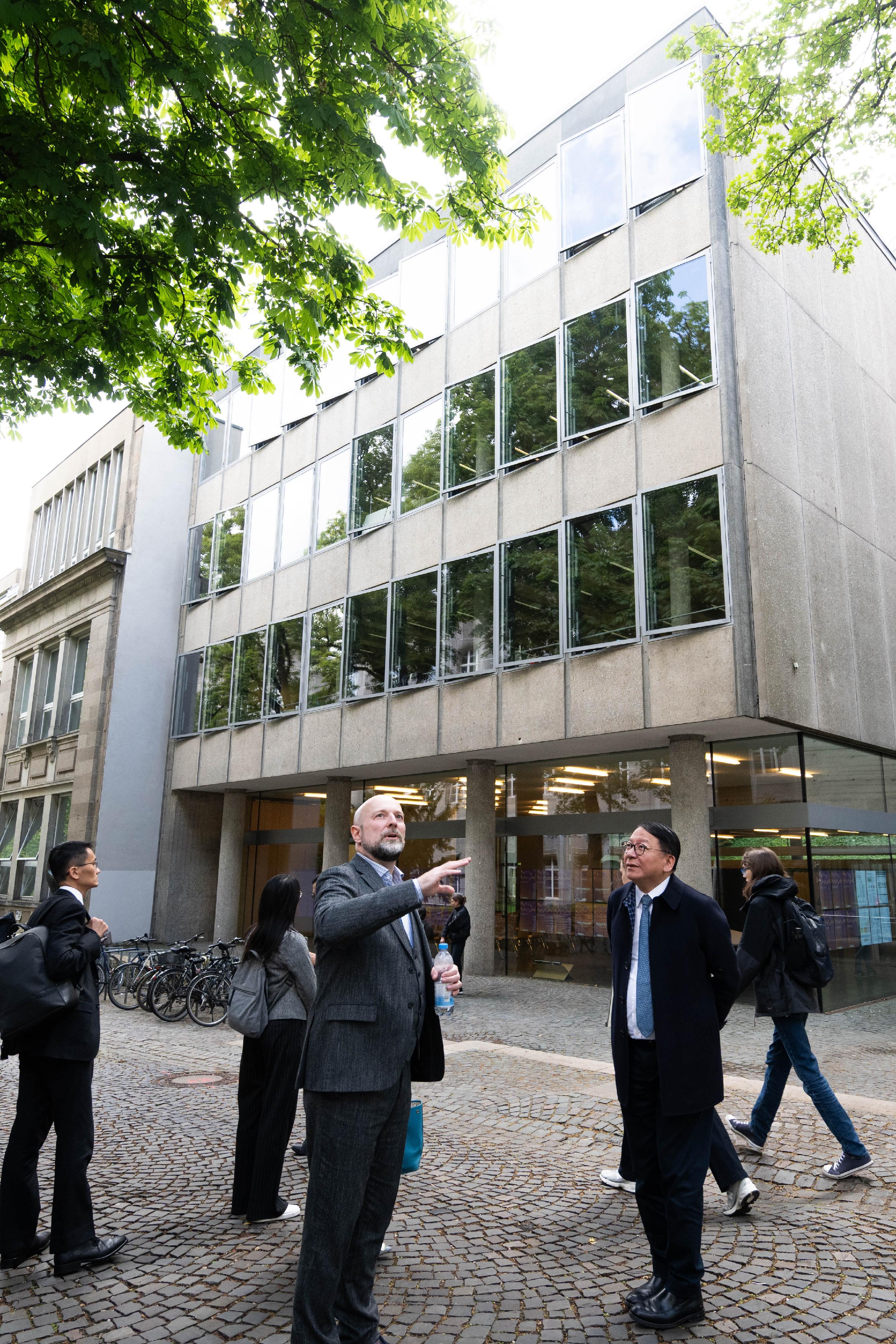 The Chief Secretary for Administration, Mr Chan Kwok-ki, led a delegation of the Working Group on Planning and Construction of the University Town under the Committee on Development of the Northern Metropolis to commence a visit to Germany yesterday (May 18, Aachen time). Photo shows Mr Chan (first right), and the delegation visiting RWTH Aachen University, and touring the facilities of the campus.