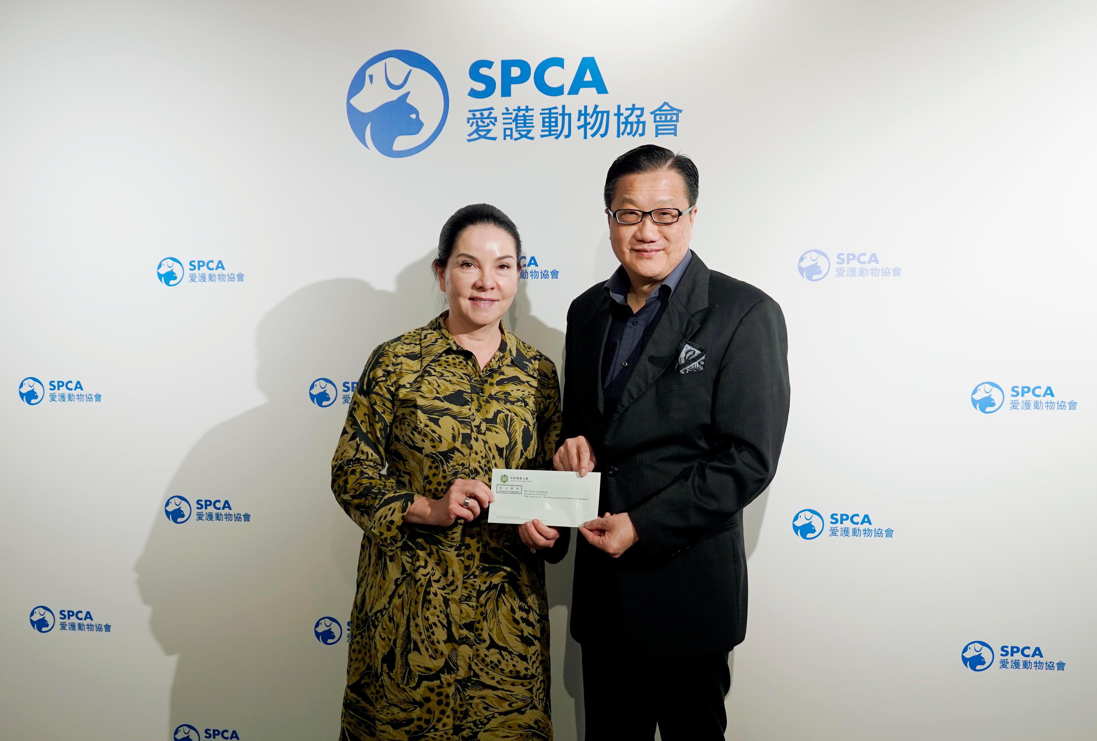 The Ombudsman, Mr Jack Chan (right), today (May 19) visited the Society for the Prevention of Cruelty to Animals Jockey Club Centennial Centre (Tsing Yi Centre) and met with its Executive Director, Ms Fiona Cumming (left).