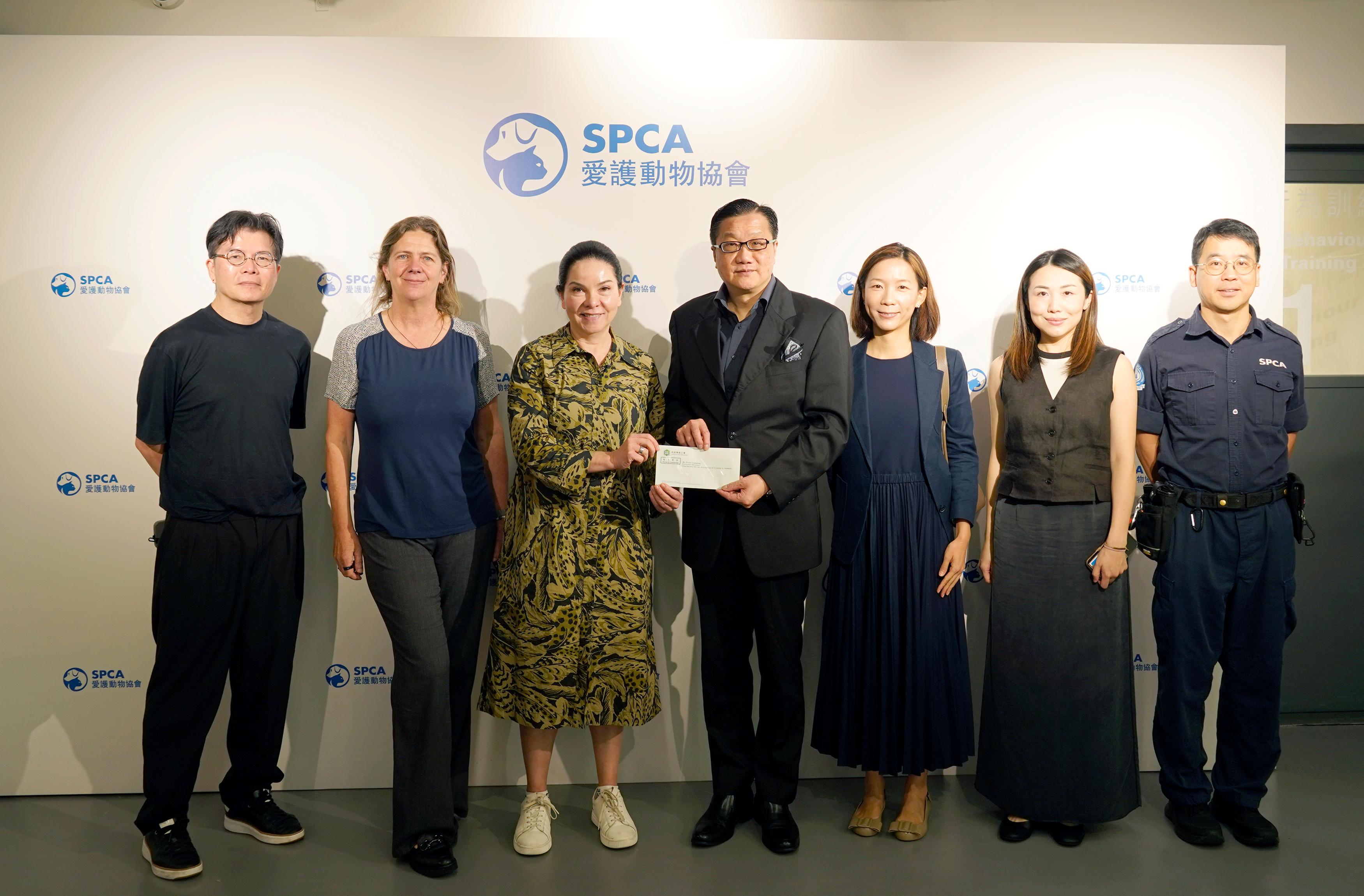 The Ombudsman, Mr Jack Chan (fourth right), today (May 19) visited the Society for the Prevention of Cruelty to Animals Jockey Club Centennial Centre (Tsing Yi Centre) and met with its Executive Director, Ms Fiona Cumming (third left), and staff.