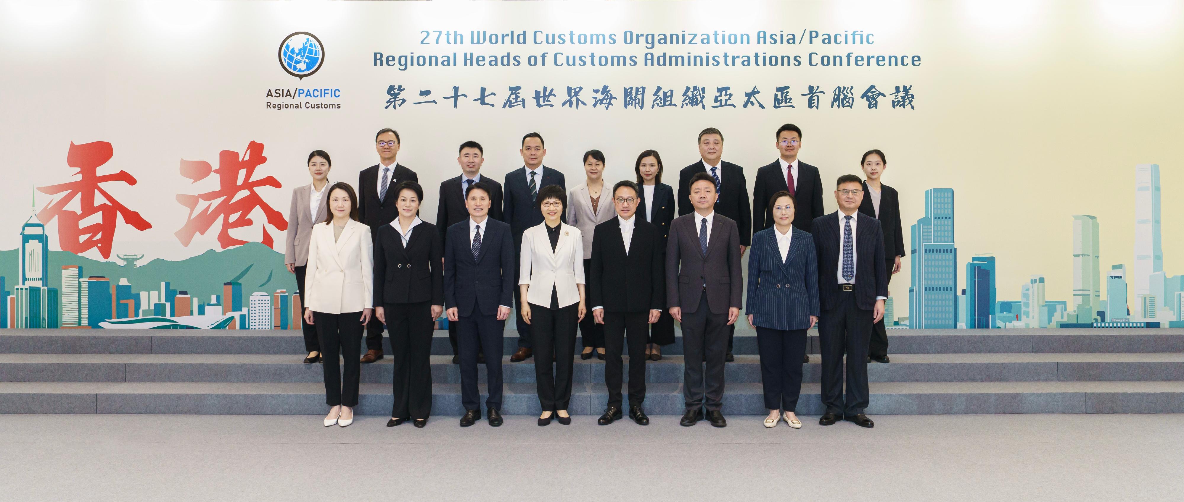 The Commissioner of Customs and Excise, Mr Chan Tsz-tat (front row, fourth right), met with the Director General of the Guangdong Sub-Administration of the General Administration of Customs of the People's Republic of China, Ms Zhang Geping (front row, fourth left) in Hong Kong on May 17. Photo shows the delegations from both sides.