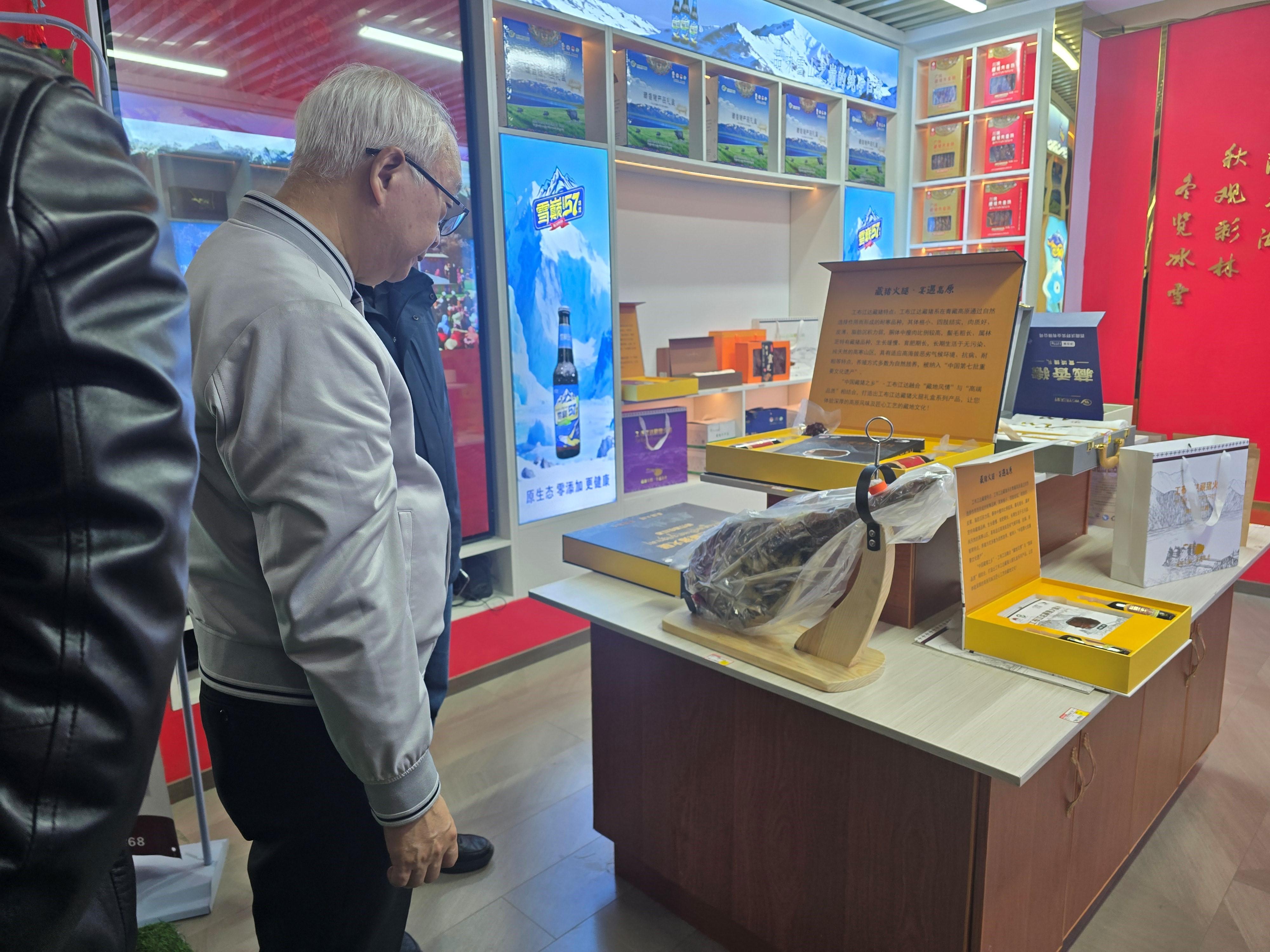 環境及生態局局長謝展寰昨日(五月十八日)展開西藏自治區訪問行程。圖示謝展寰前往一間西藏食品展銷館,了解西藏出品的各式各樣食品。
