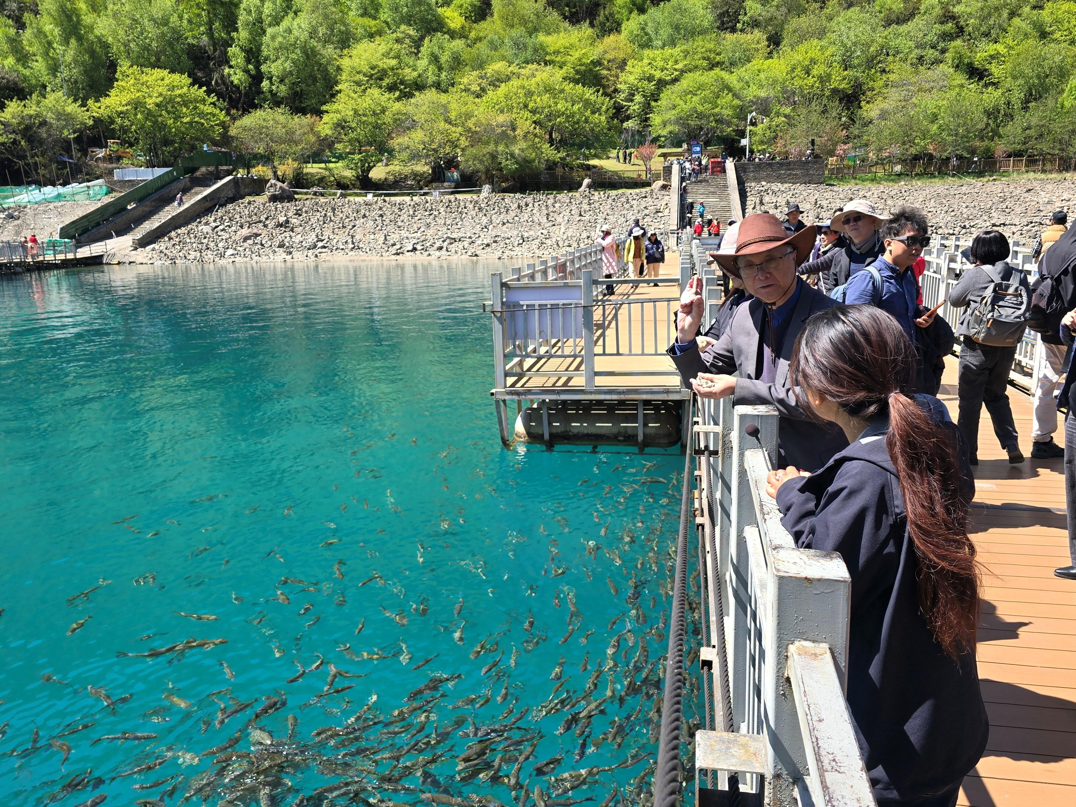 The Secretary for Environment and Ecology, Mr Tse Chin-wan, continued his visit to the Xizang Autonomous Region today (May 19). Photo shows Mr Tse being briefed by a staff member at the Basum Tso scenic area on the conservation of "scaleless fish", a precious plateau fish species.