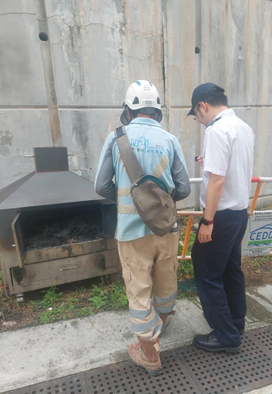 The Food and Environmental Hygiene Department (FEHD) today (May 19) released the third batch of gravidtrap indexes and density indexes for Aedes albopictus in May, covering 19 survey areas. Photo shows an FEHD staff member inspecting a construction site in Yau Tong and Cha Kwo Ling in Kwun Tong District. Following the discovery of stagnant water containers in the construction site, a statutory notice has been issued to the relevant construction site contractor, requiring the clearance of such items within a specified period.